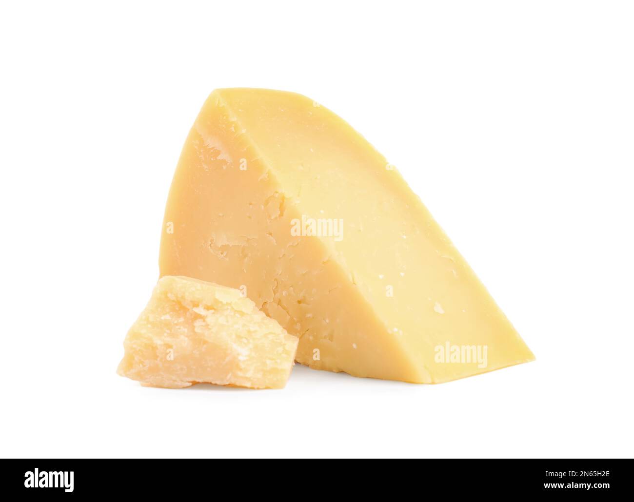 Pezzi di delizioso parmigiano su sfondo bianco Foto Stock