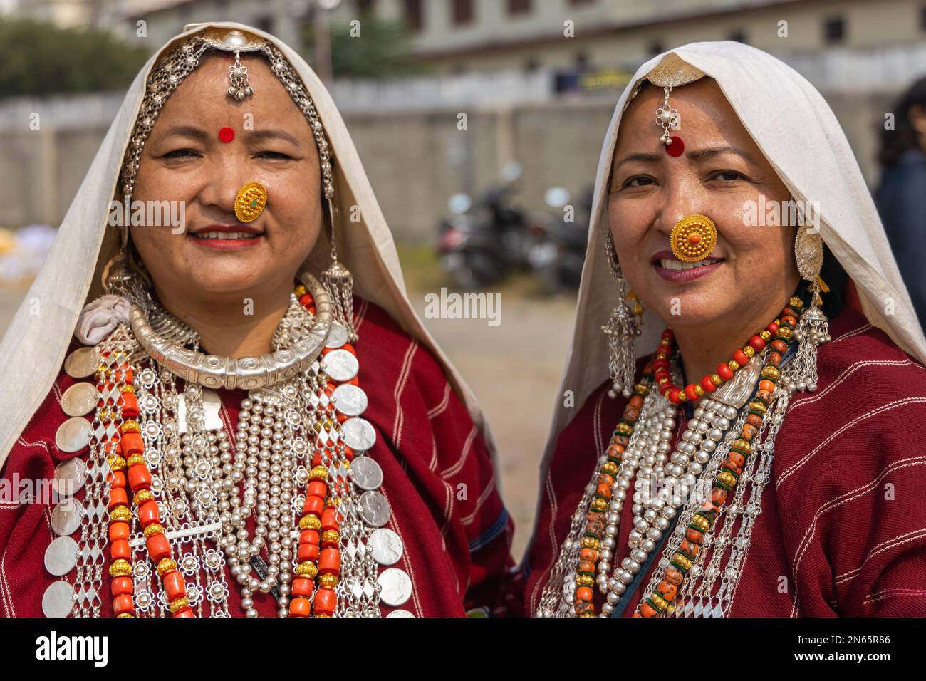 Ritratto di due donne tribali dello stato di Uttarakhand India che indossano abiti tradizionali il 17 gennaio 2023 Foto Stock