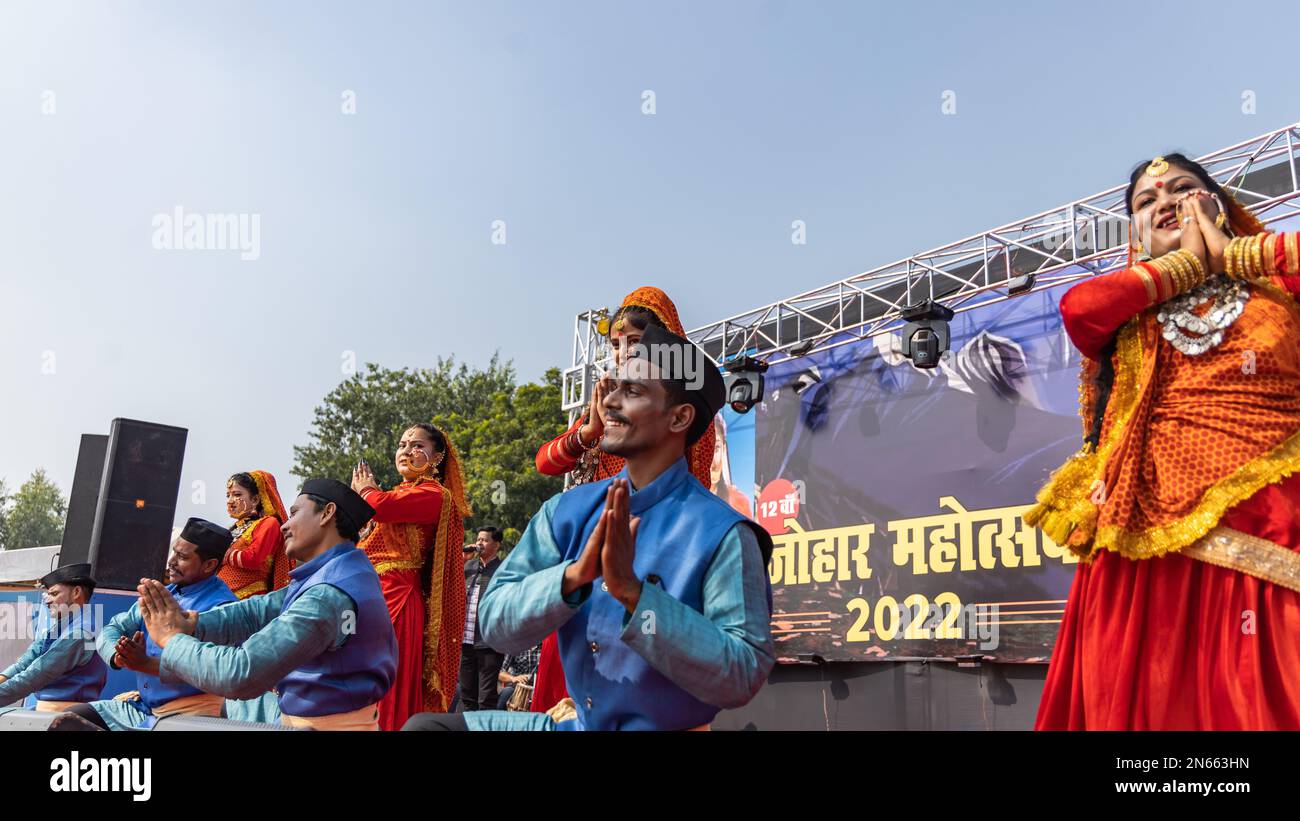 Uomini e donne tribali che indossano abiti tradizionali danzanti al festival Johar di Haldwani, Uttarakhand India il 17 gennaio 2023 Foto Stock