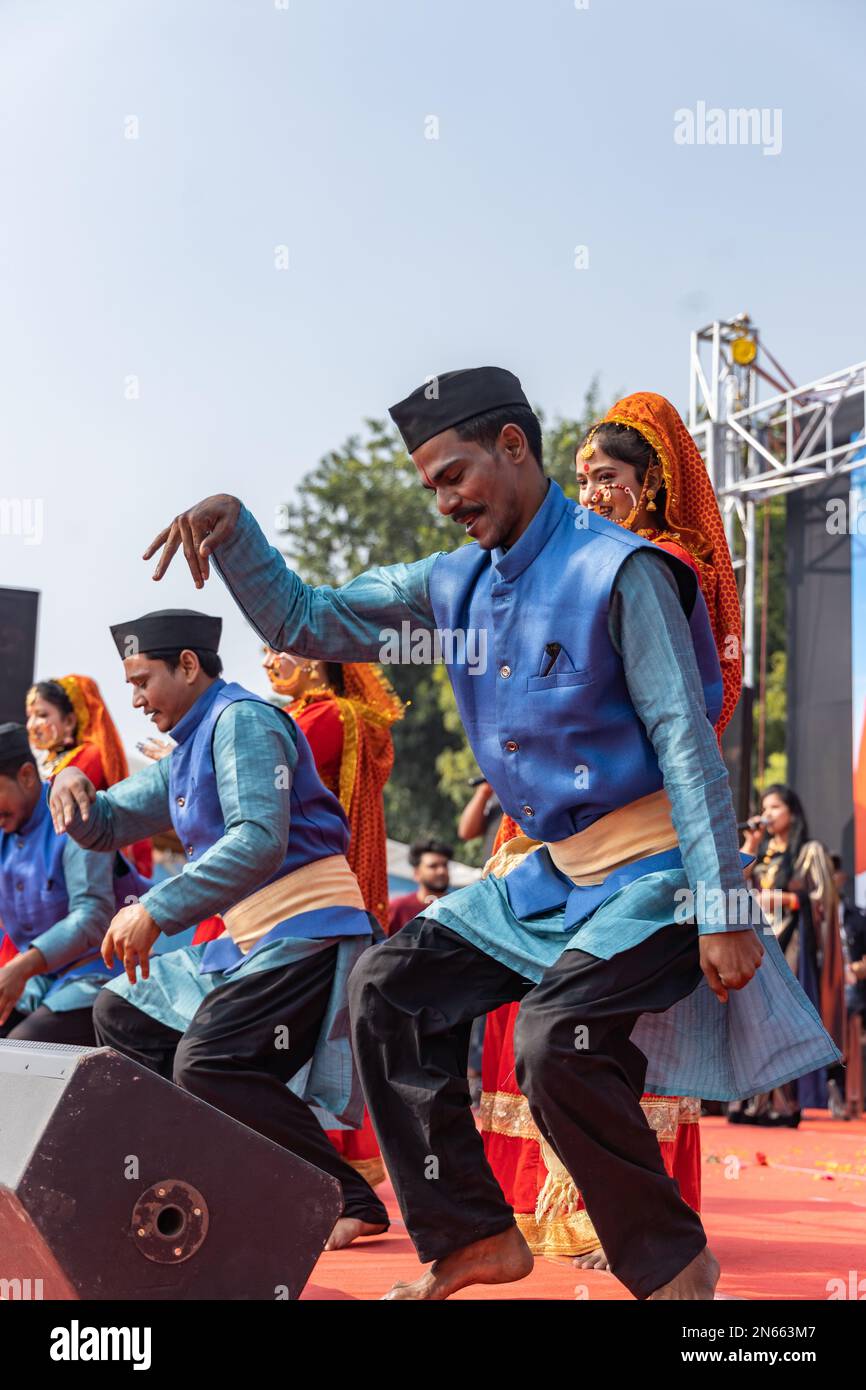 Uomini e donne tribali che indossano abiti tradizionali danzanti al festival Johar di Haldwani, Uttarakhand India il 17 gennaio 2023 Foto Stock