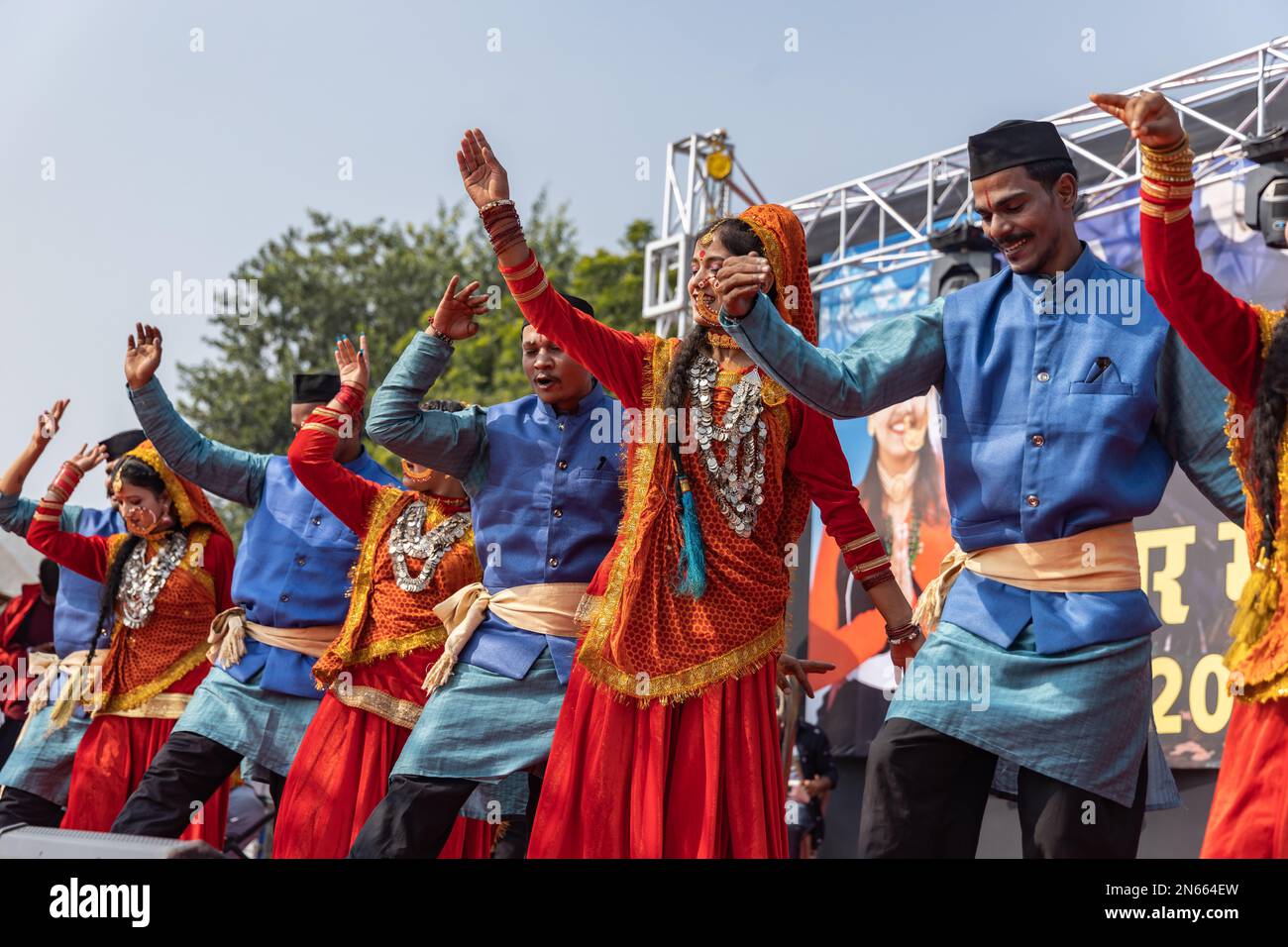 Uomini e donne tribali che indossano abiti tradizionali danzanti al festival Johar di Haldwani, Uttarakhand India il 17 gennaio 2023 Foto Stock