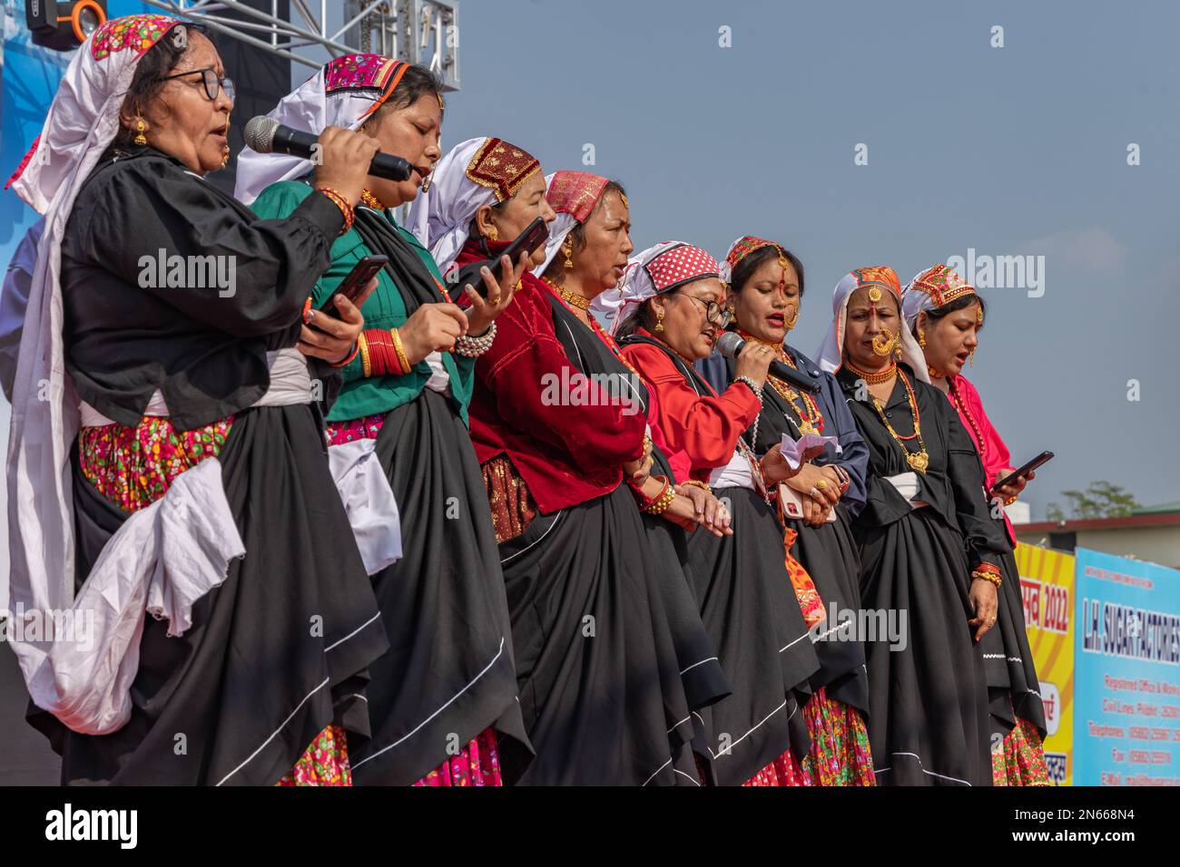 Le donne tribali di Uttarakhand indossano un tradizionale abbigliamento che canta il folklore a Haldwani, Uttarakhand, India, il 17 gennaio 2023 Foto Stock