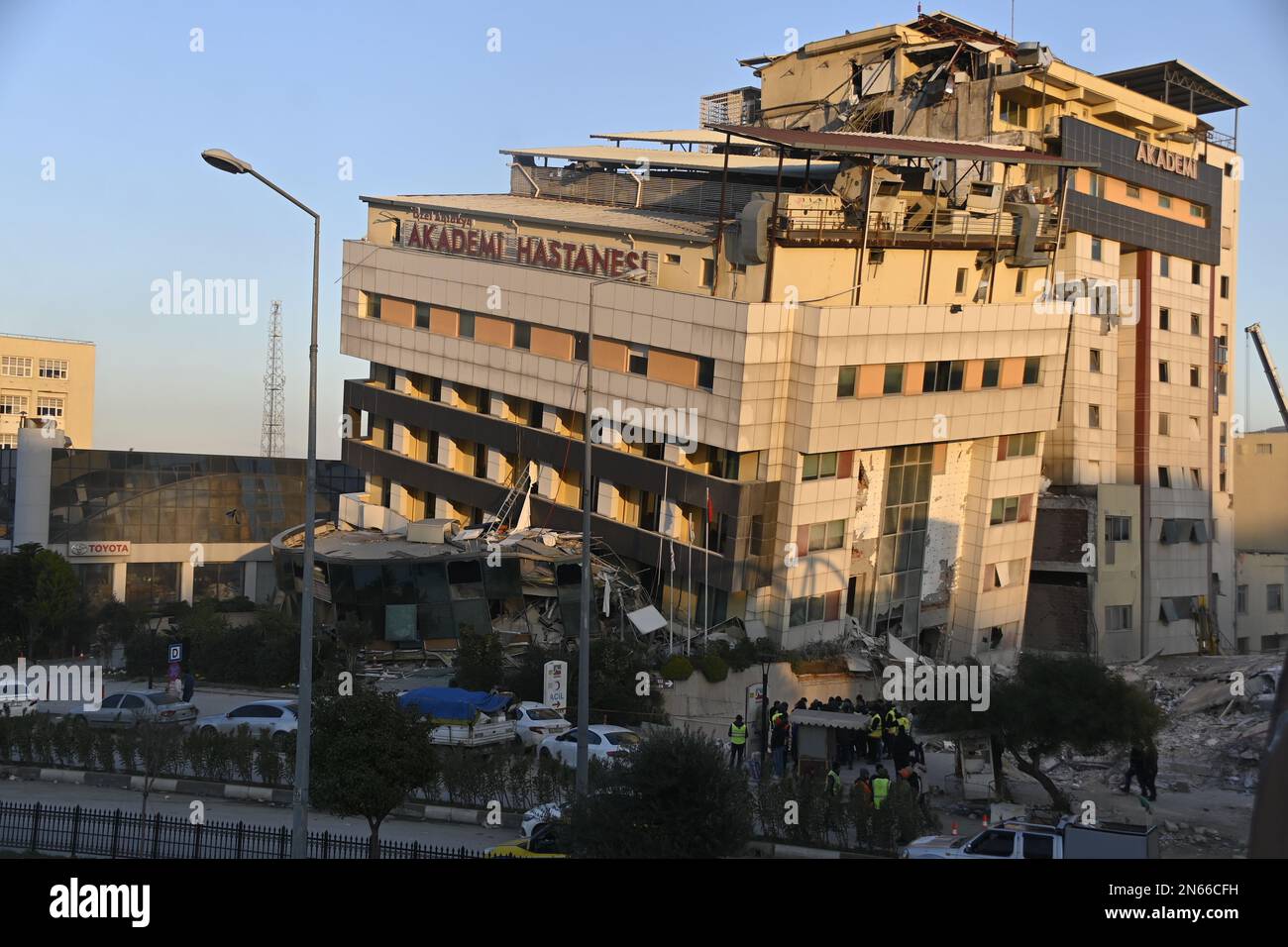 Antakya, Turchia. 09th Feb, 2023. L'ospedale della città di Antakya è stato distrutto dal terremoto. Più di tre giorni dopo il disastro del terremoto, la speranza per più sopravvissuti è persa. Tra le migliaia di edifici crollati nella zona di confine turco-siriana, probabilmente vi sono ancora decine di migliaia di vittime del terremoto. Credit: Anne Pollmann/dpa/Alamy Live News Foto Stock