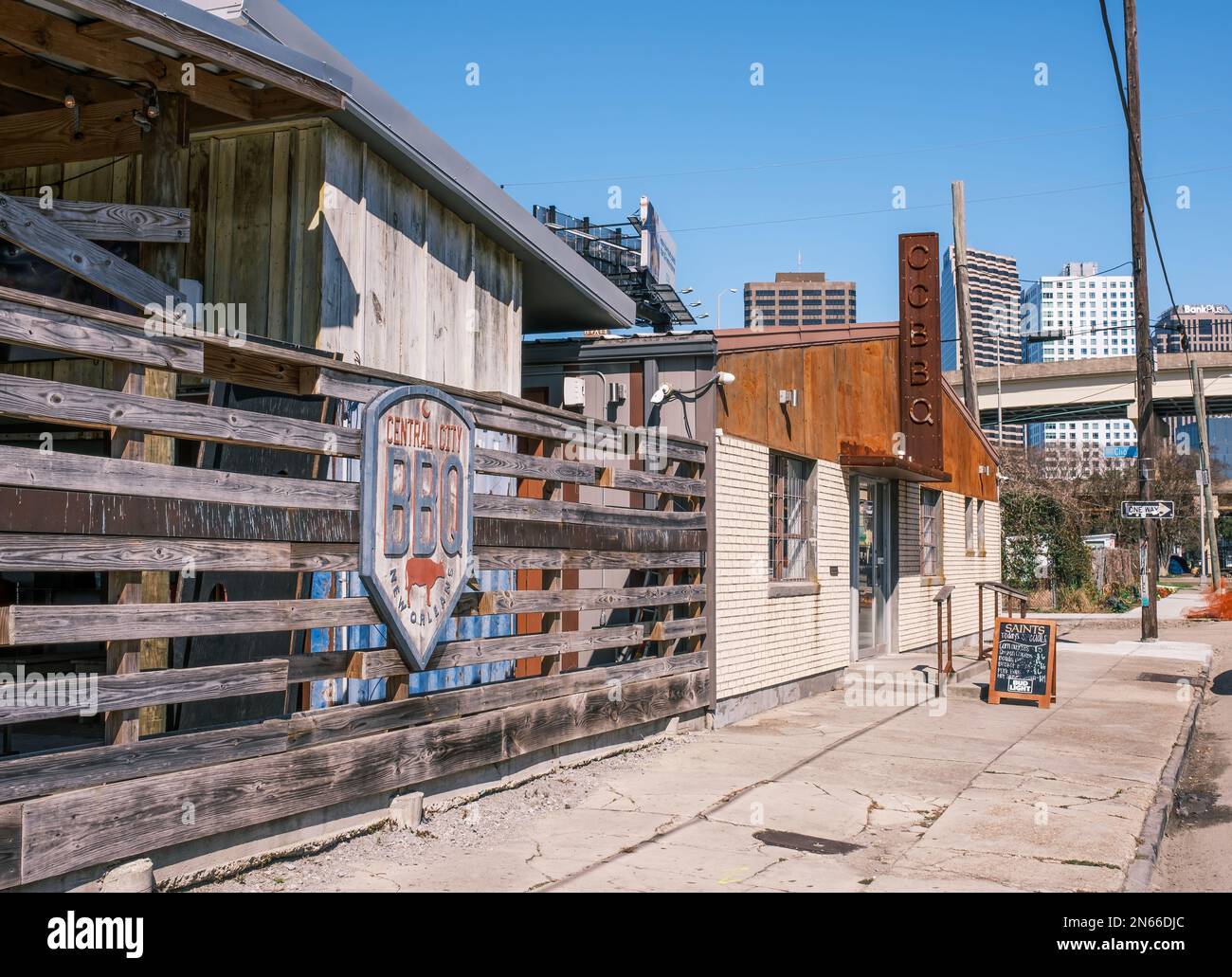 NEW ORLEANS, LA, USA - 5 FEBBRAIO 2023: Cartello e recinzione di legno all'ingresso del popolare ristorante barbecue Central City in South Rampart Street Foto Stock