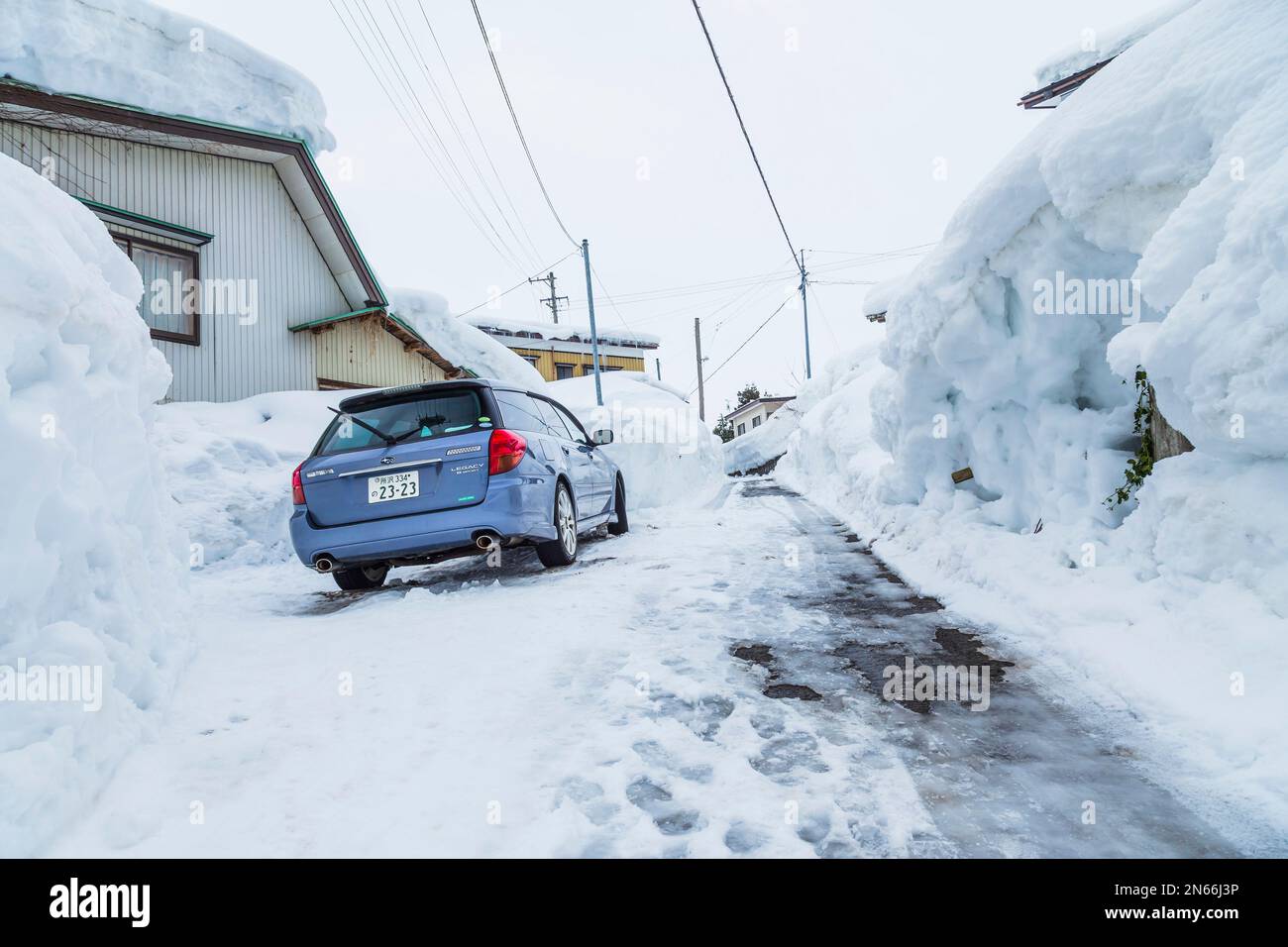 Muro di neve in strada, la vita in un paese di neve, famosa città dalla neve pesante, città di Yokote, Akita, Tohoku, Giappone, Asia orientale, Asia Foto Stock