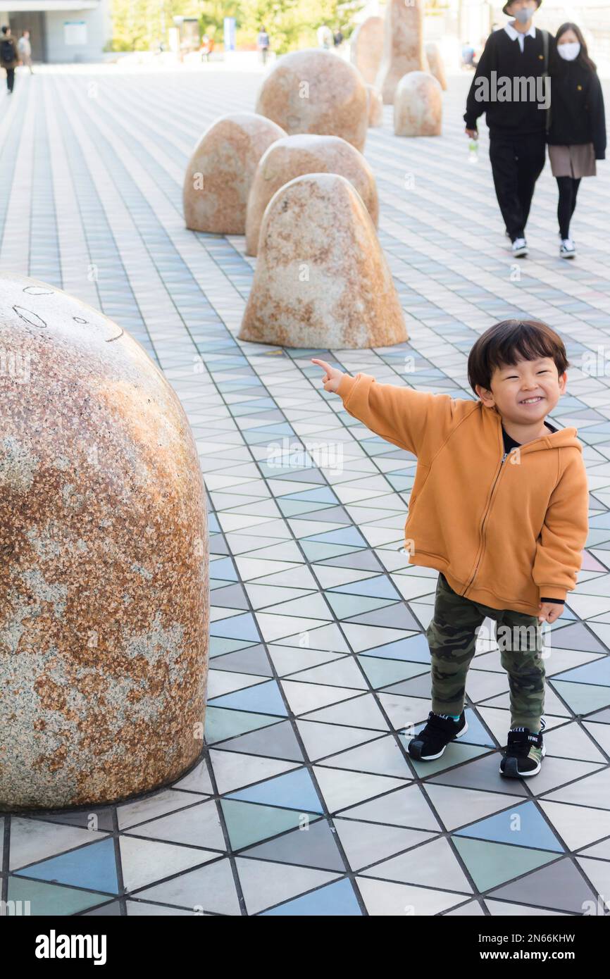 Ragazzo sorride al parco divertimenti Korakuen, 3 anni, Korakuen, Bunkyo Ku, Tokyo, Giappone, Asia orientale, Asia Foto Stock