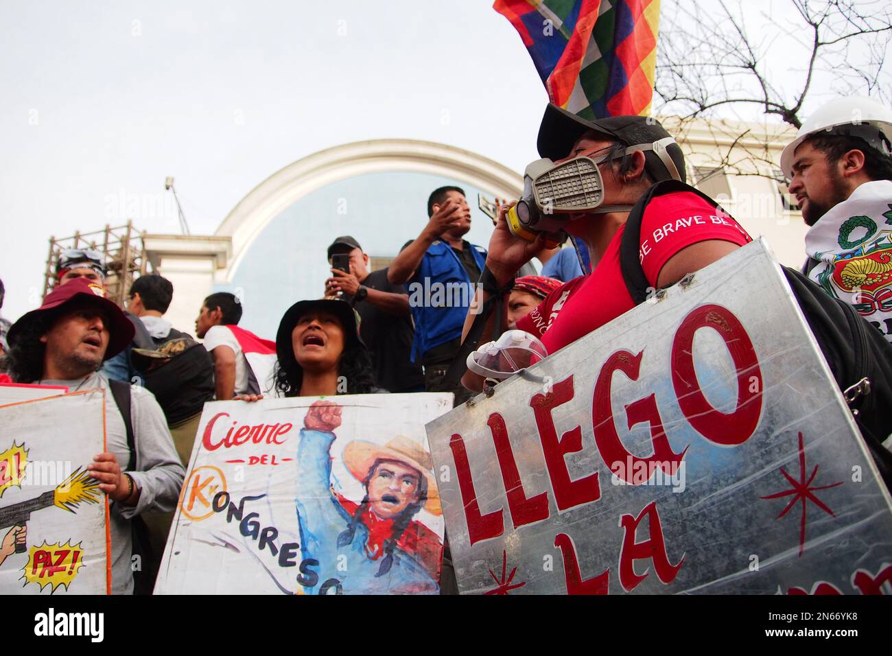 Perù, 09/02/2023, migliaia di unionisti, per lo più operai edili, sono scesi di nuovo per le strade di Lima per chiedere le dimissioni del Presidente Dina Boluarte e le elezioni anticipate. Le proteste nella capitale e soprattutto nel sud del Perù non si sono interrotte da quando Boluarte ha assunto la presidenza il 7th dicembre, e ad oggi ci sono stati più di 50 morti. Foto Stock