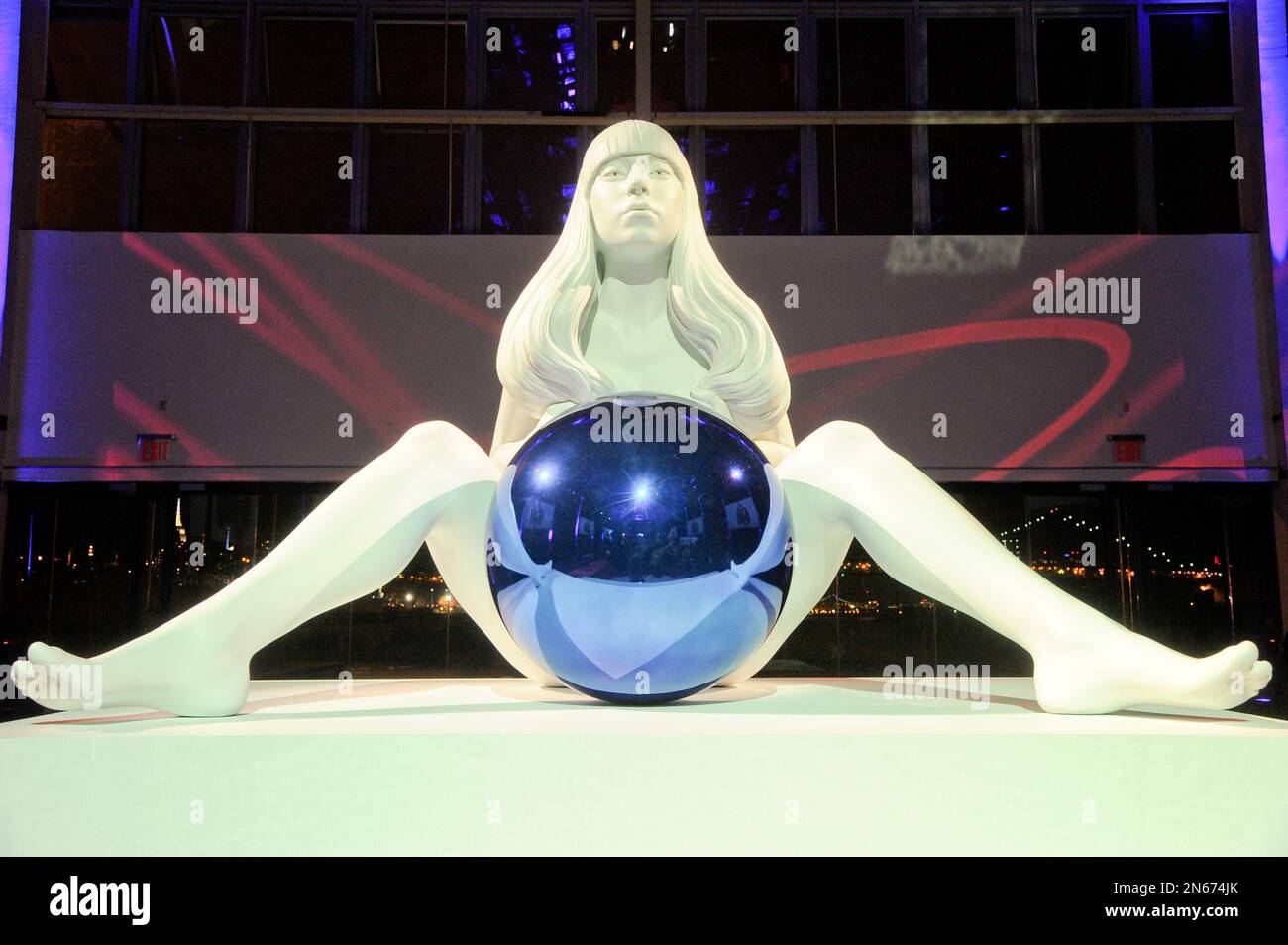 A Lady Gaga sculpture by artist Jeff Koons during the ARTPOP album release and artRave event at the Brooklyn Navy Yard on Sunday, Nov. 10, 2013 in New York City. (Photo by Evan Agostini/Invision/AP) Foto Stock