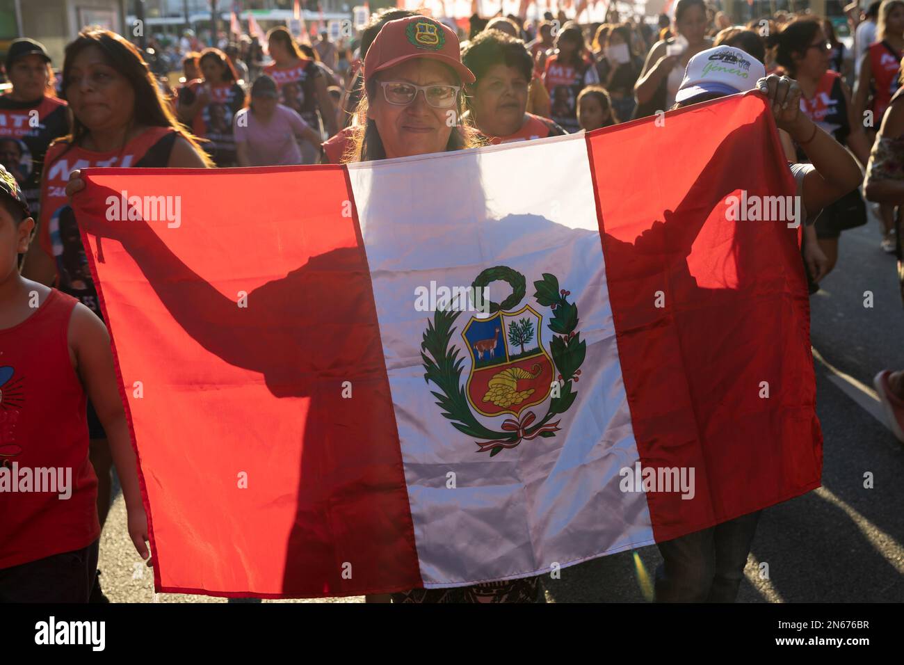 Buenos Aires, Argentina, 9th febbraio 2023. Il Comitato di solidarietà argentino con la lotta del popolo peruviano; composto da decine di organizzazioni sociali, politiche, dei diritti umani e delle comunità peruviane in Argentina, ha fatto una mobilitazione a Plaza de Mayo a sostegno del popolo peruviano. La marcia coincise con le mobilitazioni e lo sciopero generale che si è svolto in Perù. (Credit: Esteban Osorio/Alamy Live News) Foto Stock