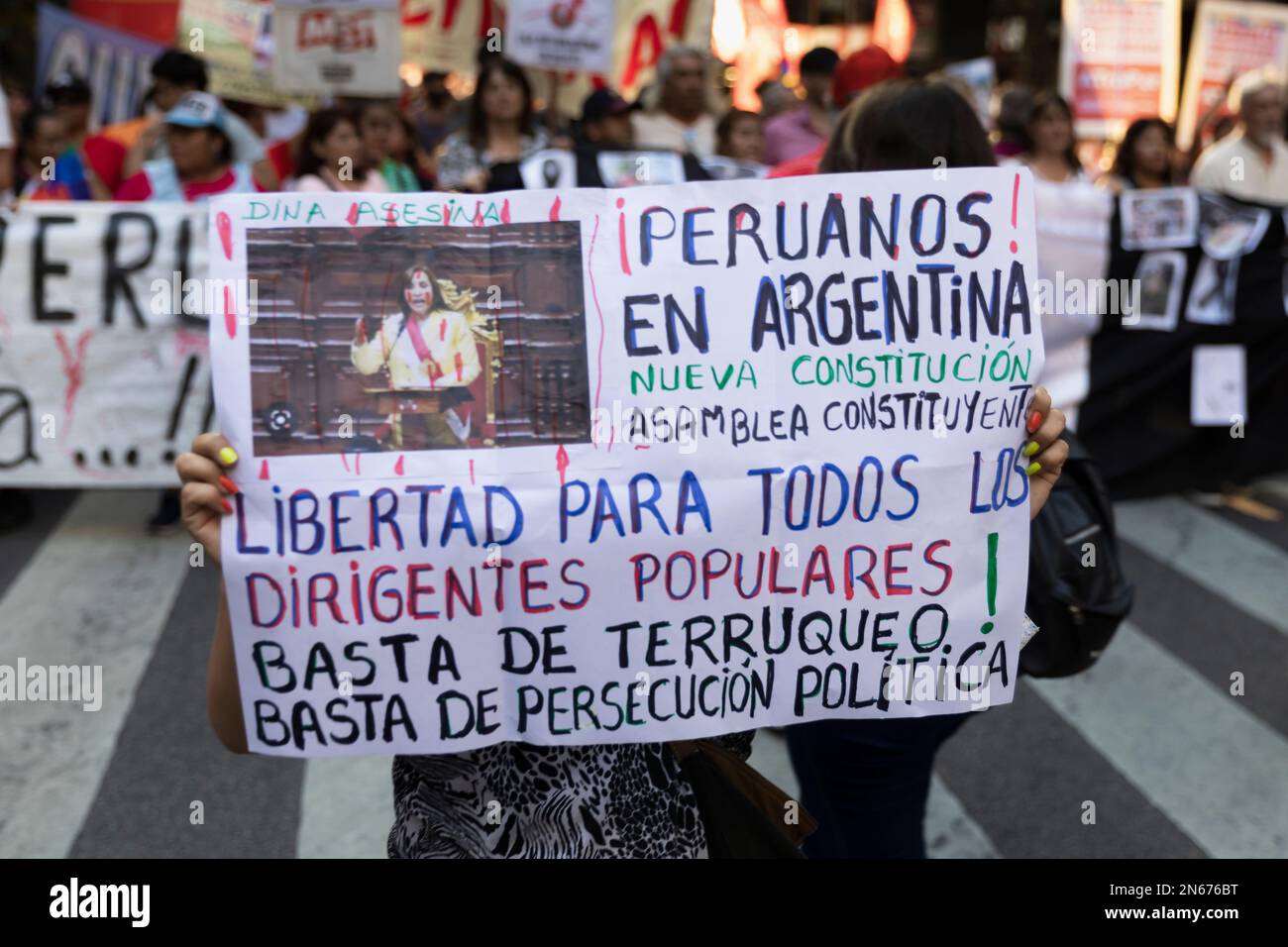 Buenos Aires, Argentina, 9th febbraio 2023. Il Comitato di solidarietà argentino con la lotta del popolo peruviano; composto da decine di organizzazioni sociali, politiche, dei diritti umani e delle comunità peruviane in Argentina, ha fatto una mobilitazione a Plaza de Mayo a sostegno del popolo peruviano. La marcia coincise con le mobilitazioni e lo sciopero generale che si è svolto in Perù. (Credit: Esteban Osorio/Alamy Live News) Foto Stock