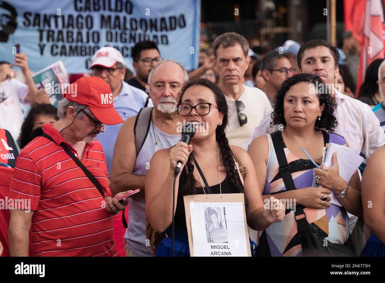 Buenos Aires, Argentina, 9th febbraio 2023. Il Comitato di solidarietà argentino con la lotta del popolo peruviano; composto da decine di organizzazioni sociali, politiche, dei diritti umani e delle comunità peruviane in Argentina, ha fatto una mobilitazione a Plaza de Mayo a sostegno del popolo peruviano. La marcia coincise con le mobilitazioni e lo sciopero generale che si è svolto in Perù. (Credit: Esteban Osorio/Alamy Live News) Foto Stock