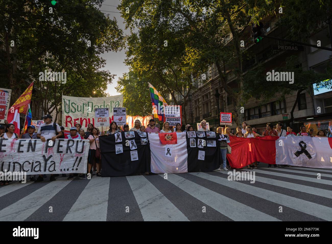 Buenos Aires, Argentina, 9th febbraio 2023. Il Comitato di solidarietà argentino con la lotta del popolo peruviano; composto da decine di organizzazioni sociali, politiche, dei diritti umani e delle comunità peruviane in Argentina, ha fatto una mobilitazione a Plaza de Mayo a sostegno del popolo peruviano. La marcia coincise con le mobilitazioni e lo sciopero generale che si è svolto in Perù. (Credit: Esteban Osorio/Alamy Live News) Foto Stock