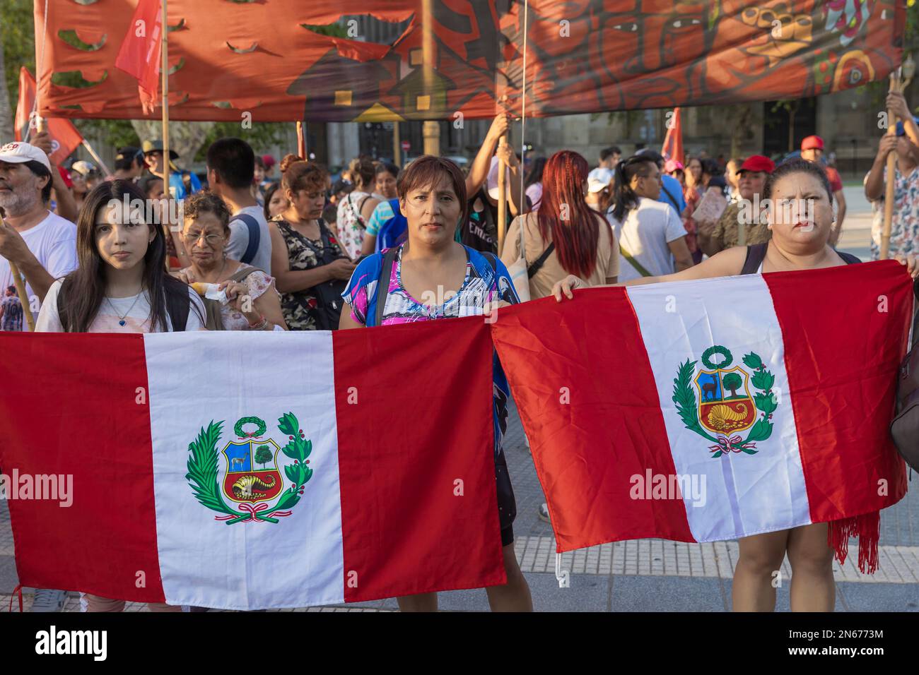 Buenos Aires, Argentina, 9th febbraio 2023. Il Comitato di solidarietà argentino con la lotta del popolo peruviano; composto da decine di organizzazioni sociali, politiche, dei diritti umani e delle comunità peruviane in Argentina, ha fatto una mobilitazione a Plaza de Mayo a sostegno del popolo peruviano. La marcia coincise con le mobilitazioni e lo sciopero generale che si è svolto in Perù. (Credit: Esteban Osorio/Alamy Live News) Foto Stock