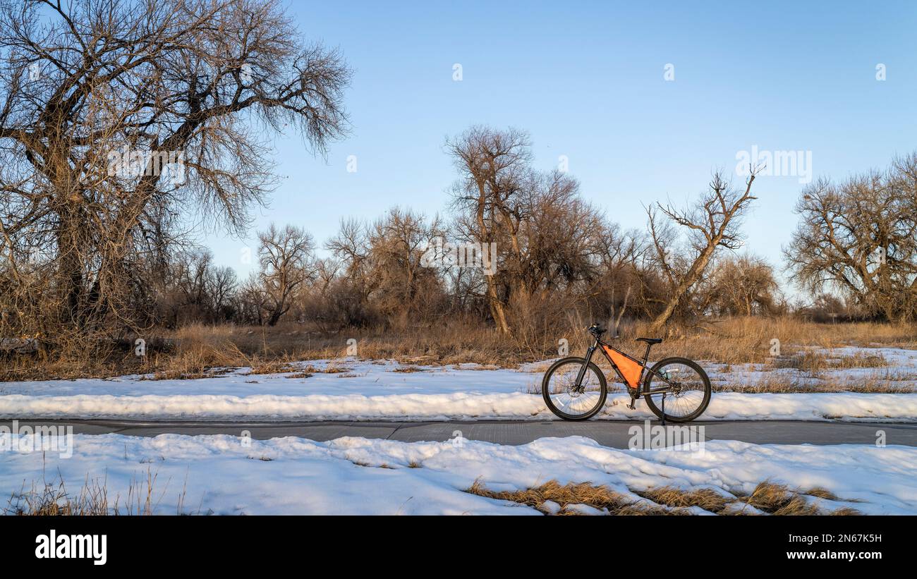 Mountain bike sul Poudre River Trail vicino a Greeley in Colorado, paesaggio invernale Foto Stock