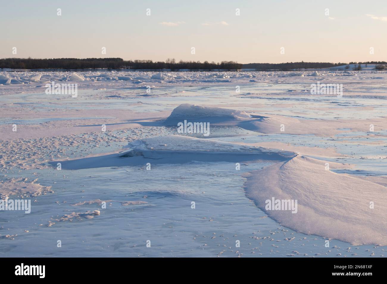 Il fiume Saint Lawrence si è surgelato con grandi pezzi di ghiaccio, inverno, Morrisburg, Ontario Foto Stock