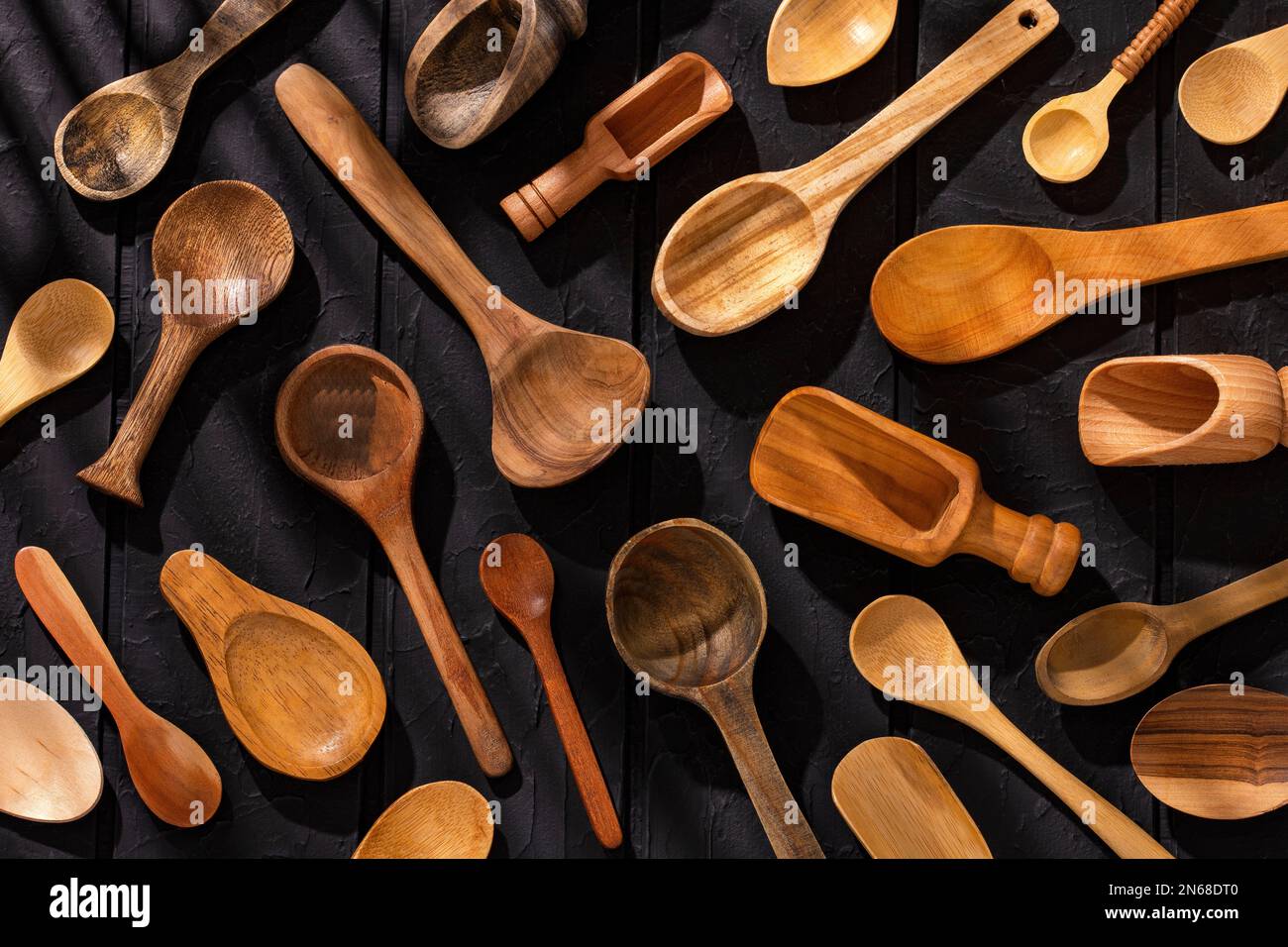 Diversi tipi di cucchiaio di legno, utensile da cucina su fondo bianco Foto  stock - Alamy