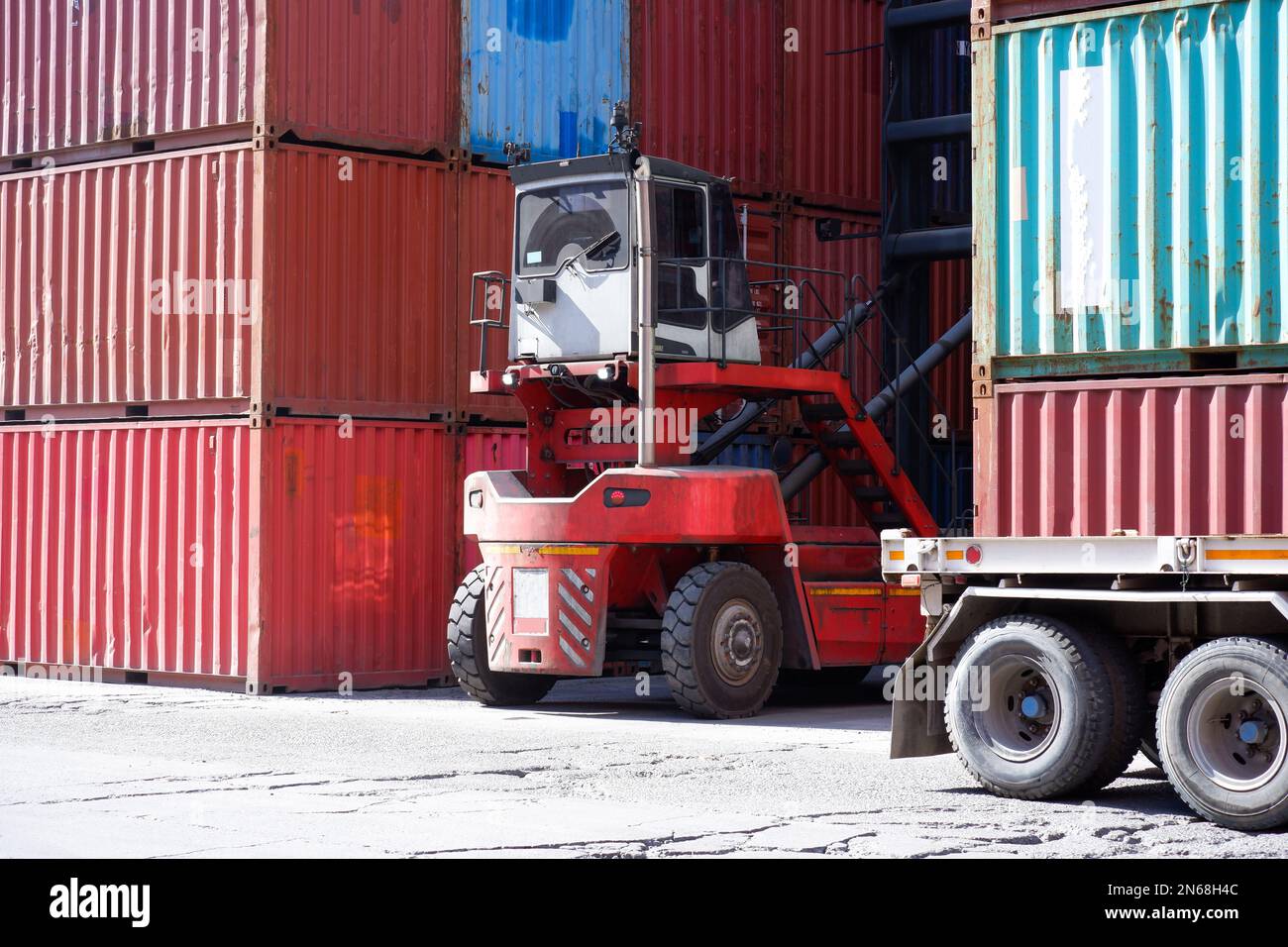 carrello elevatore nel cortile del container Foto Stock