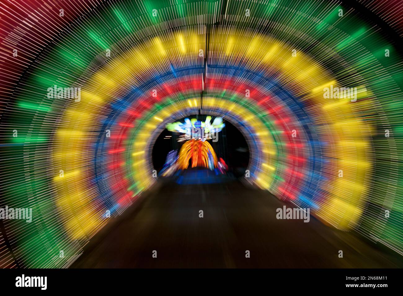 Luci di traccia utilizzando tecniche di zoom. Effetto dello zoom avanti e indietro della fotocamera durante lo scatto Foto Stock