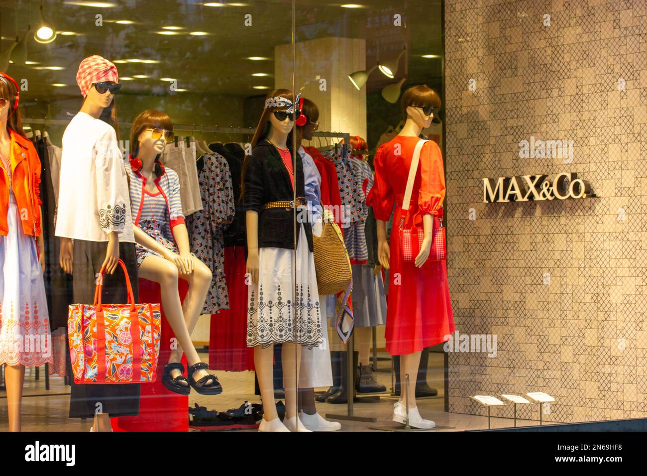 Vetrina del negozio di moda Max and Co, boutique di abbigliamento.  Manichini femminili Foto stock - Alamy