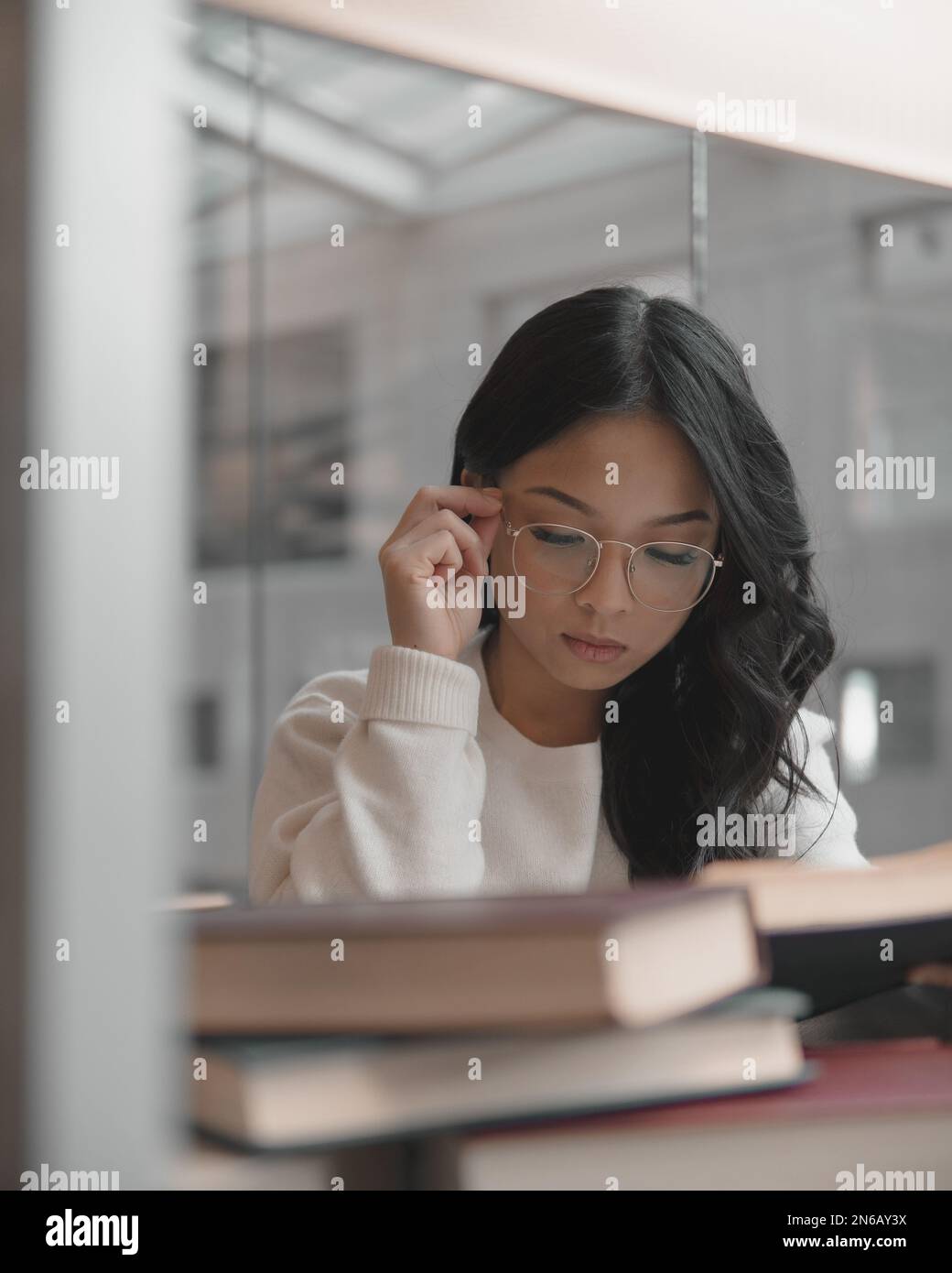 Ragazza la lettura di un libro Foto Stock