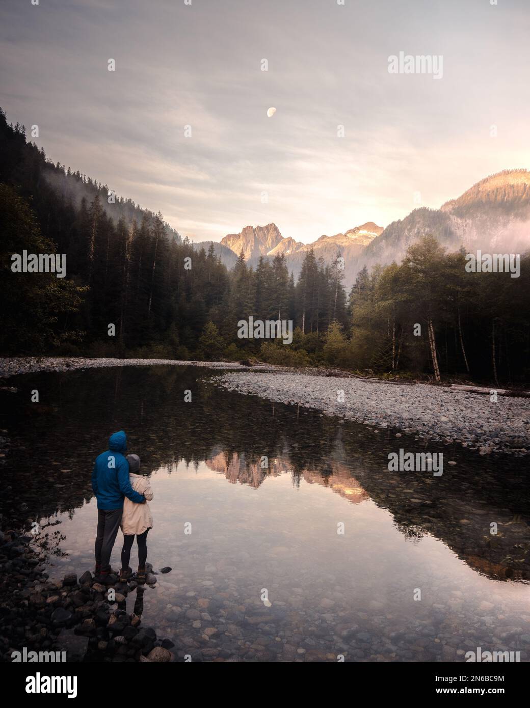 coppia in montagna guardando la luna Foto Stock