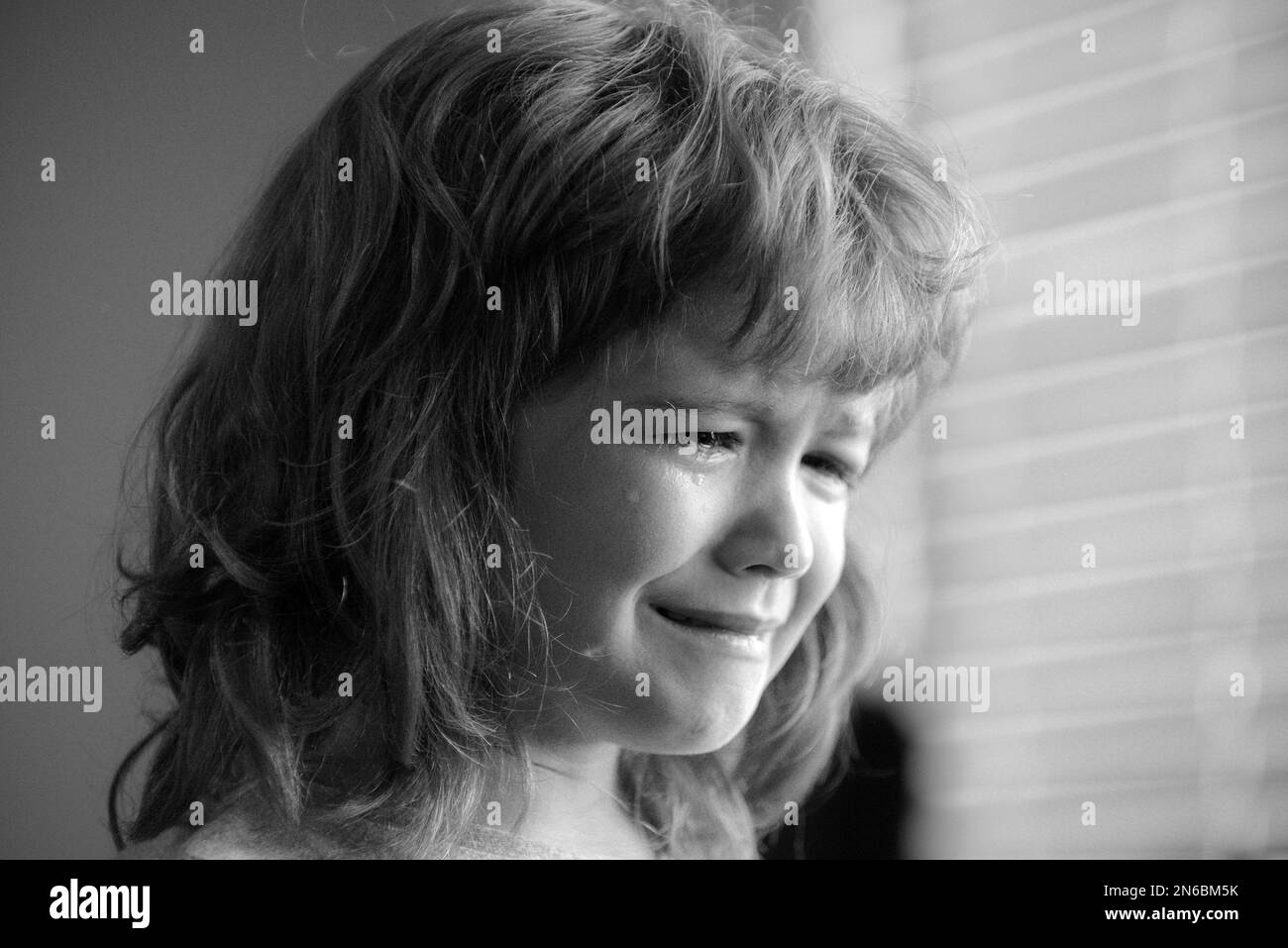 Biondo piange con lacrime. Bambino sconvolto. Violenza in famiglia sui bambini. Concetto di bullismo, stress depressivo o frustrazione. Vista ravvicinata per i bambini. Puro Foto Stock