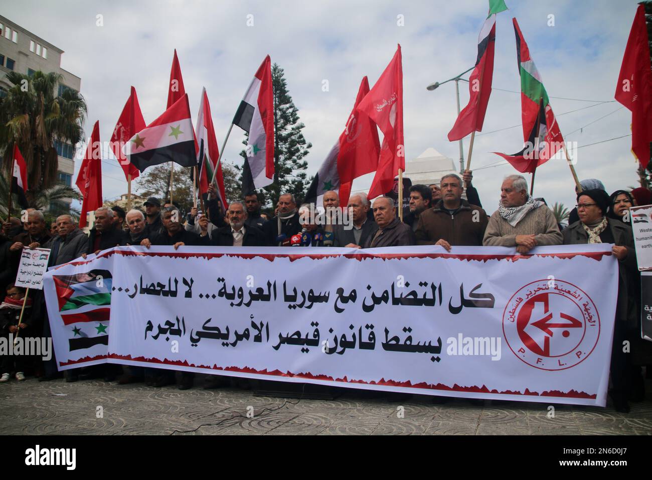 Città di Gaza, striscia di Gaza, Palestina. 9th Feb, 2023. Gaza, Palestina. 09 febbraio 2023. I palestinesi assistono a una veglia a sostegno della Siria e del Turkiye, colpiti dal terremoto, nella piazza del soldato di Gaza City. I partecipanti hanno portato striscioni che esprimevano la loro solidarietà alle vittime delle recenti e devastanti querelle nei due paesi, chiedendo al contempo l’revocazione delle sanzioni statunitensi ed europee contro la Siria. L'evento è stato organizzato dal fronte popolare per la Liberazione della Palestina (Credit Image: © Ahmad Hasaballah/IMAGESLIVE via ZUMA Press Wire) SOLO PER USO EDITORIALE! Non per USO commerciale! Foto Stock