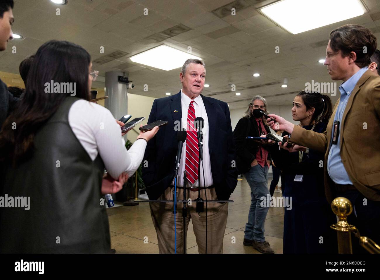 Il senatore degli Stati Uniti Jon Tester (democratico del Montana) parla ai giornalisti mentre si recava a un briefing al Campidoglio di Washington, DC, USA, giovedì 9 febbraio, 2023. Foto di Julia Nikhinson/CNP/ABACAPRESS.COM Foto Stock