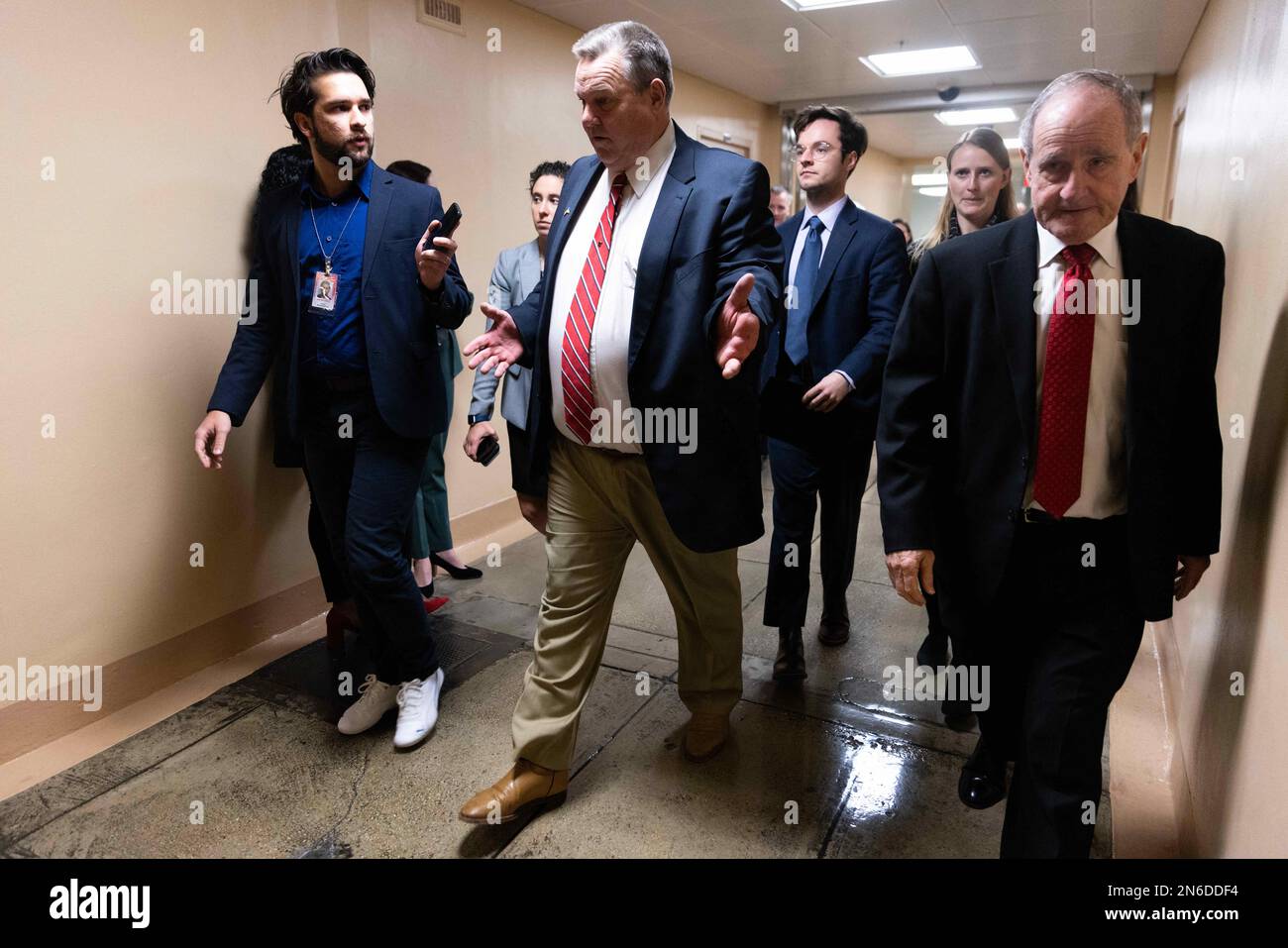 Il senatore degli Stati Uniti Jon Tester (democratico del Montana) parla ai giornalisti del Campidoglio a Washington, DC, USA, giovedì 9 febbraio, 2023. Foto di Julia Nikhinson/CNP/ABACAPRESS.COM Foto Stock