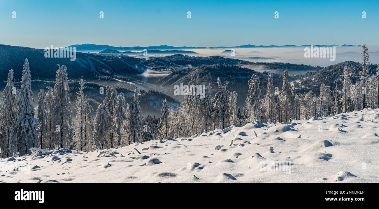 Bella vista dalla collina di Kykula in Kysucke Beskydy montagne sul polacco - confine slovacco durante il giorno d'inverno con il cielo limpido Foto Stock