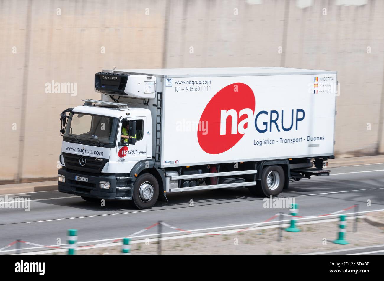 Un camion Mercedes Axor bianco su strada Foto Stock