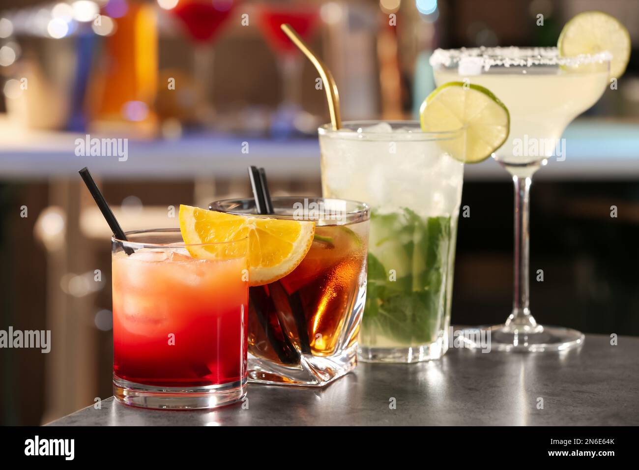 Diversi cocktail deliziosi sul tavolo grigio del bar Foto Stock