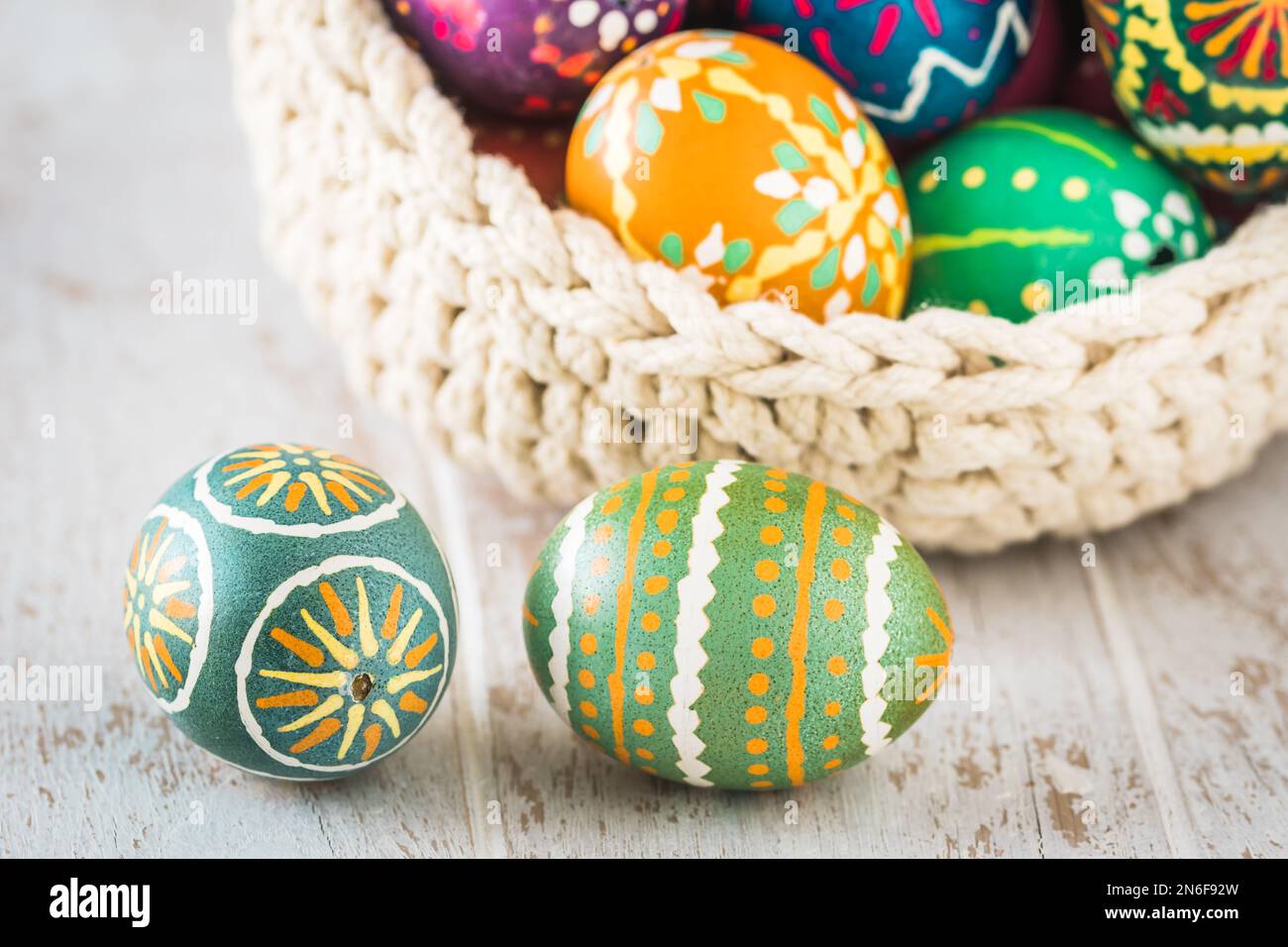 Uova di Pasqua colorate per la decorazione, fatte a mano con tecnica della cera, vecchia Germania orientale, tradizione sorbiana e alta e bassa Lusazia, artigianato. V Foto Stock