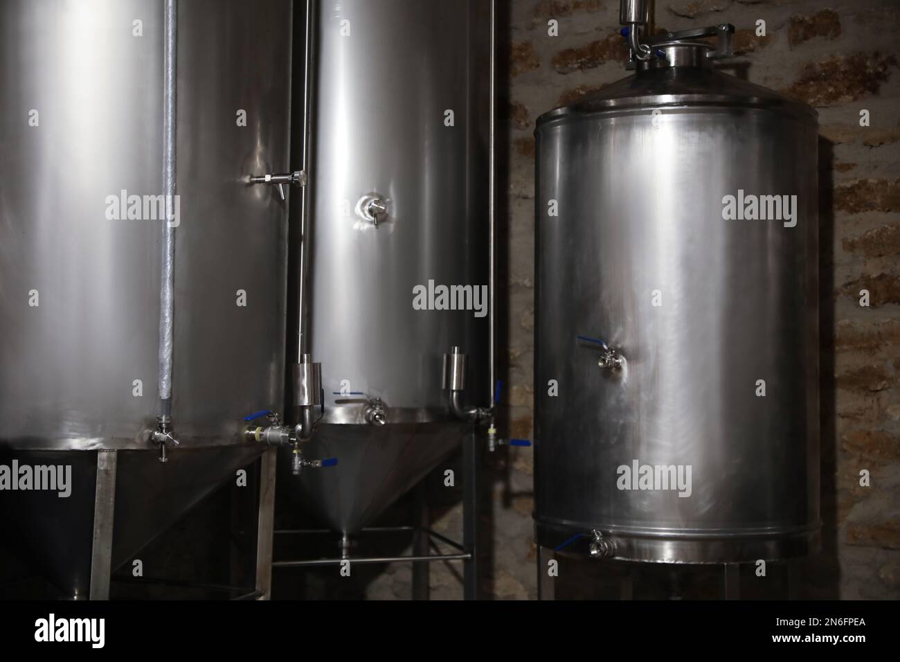 Vasche d'acciaio per la fermentazione del vino in fabbrica Foto Stock