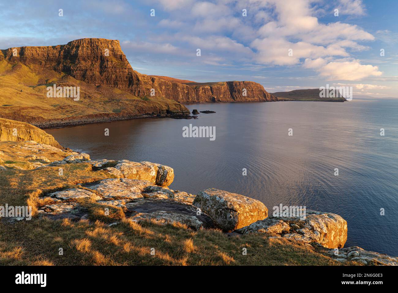 Moonen Bay, Waterstein Head e il Mare delle Ebridi illuminato dalla luce della sera d'inverno, Isola di Skye, Scozia Foto Stock