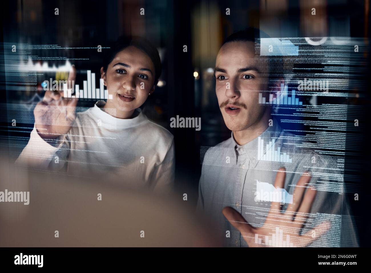 Lavoro di squadra, cyber sicurezza e programmatore con gli uomini d'affari di notte per la realtà aumentata, sviluppatori e ologramma 3D. Software, dati e futuro con Foto Stock