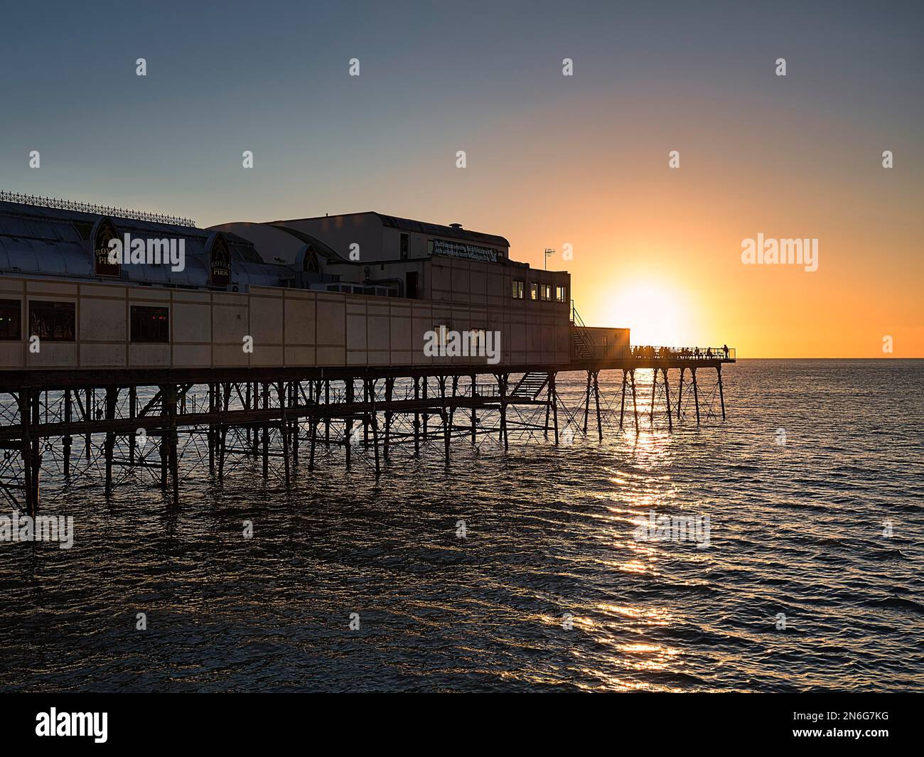 Molo dei divertimenti Royal Pier, Silhouette al tramonto, Cardigan Bay, Aberystwyth, Ceredigion, Galles, Regno Unito Foto Stock