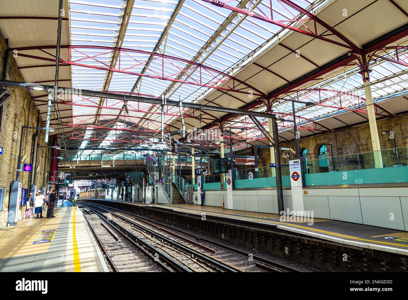 Piattaforma della stazione ferroviaria di Farringdon, Londra, Regno Unito Foto Stock