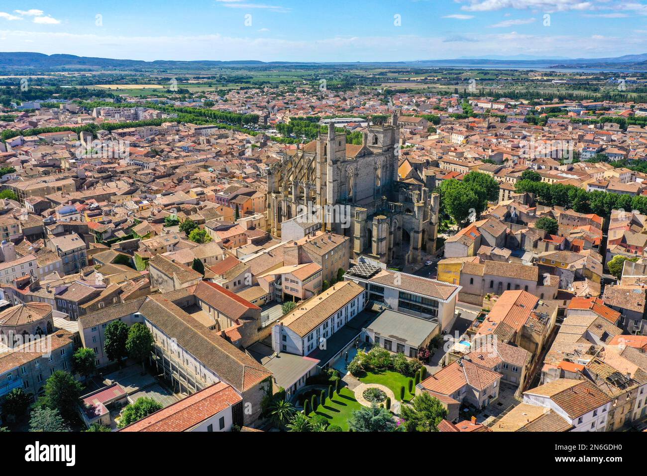 Veduta aerea, foto drone del centro storico di Narbonne con la cattedrale Saint-Just et Saint-Pasteur, Cite Ouest, Narbonne, Dipartimento Foto Stock