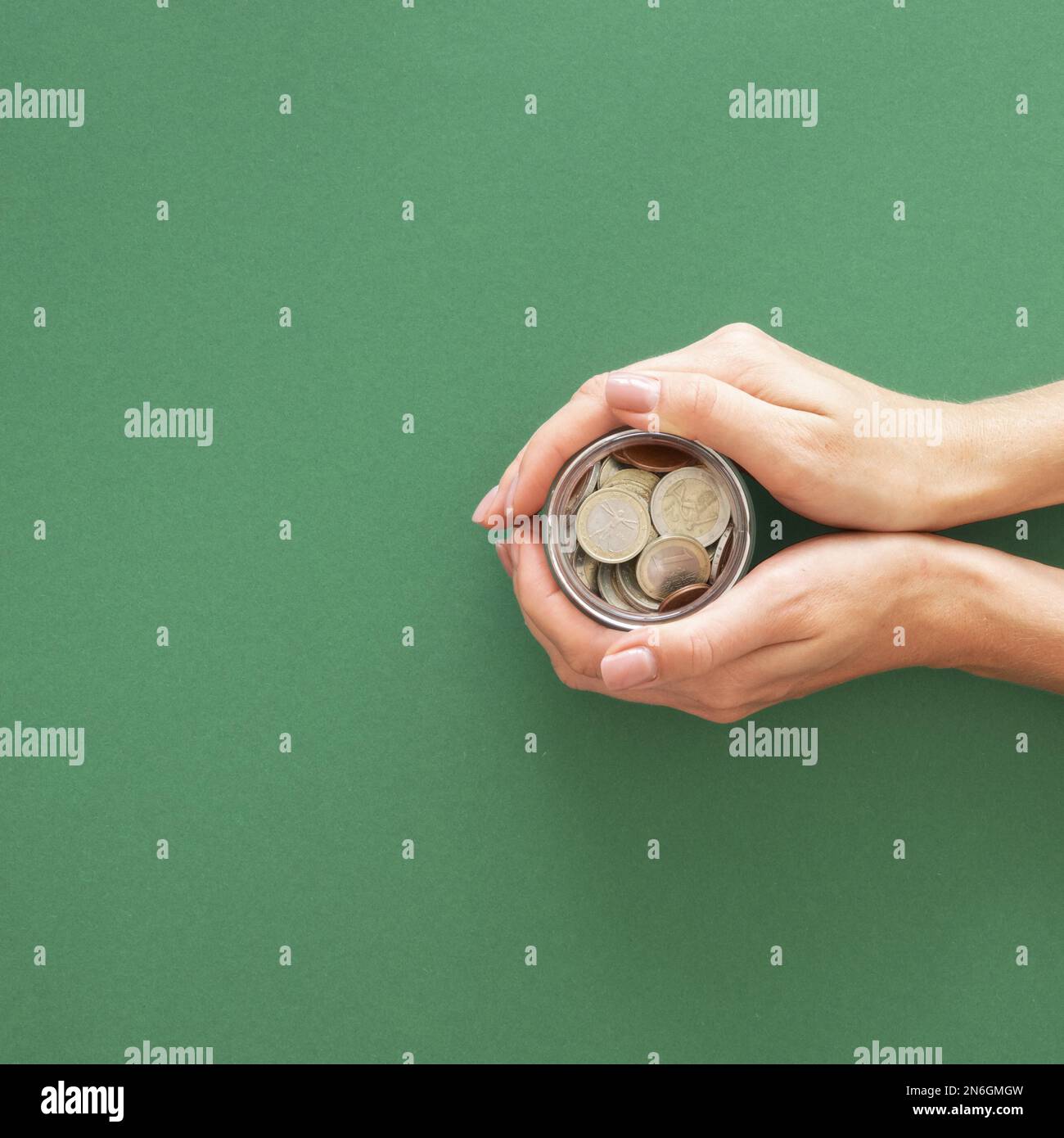 persona che tiene il vaso con le monete con spazio di copia. Risoluzione e foto di alta qualità Foto Stock