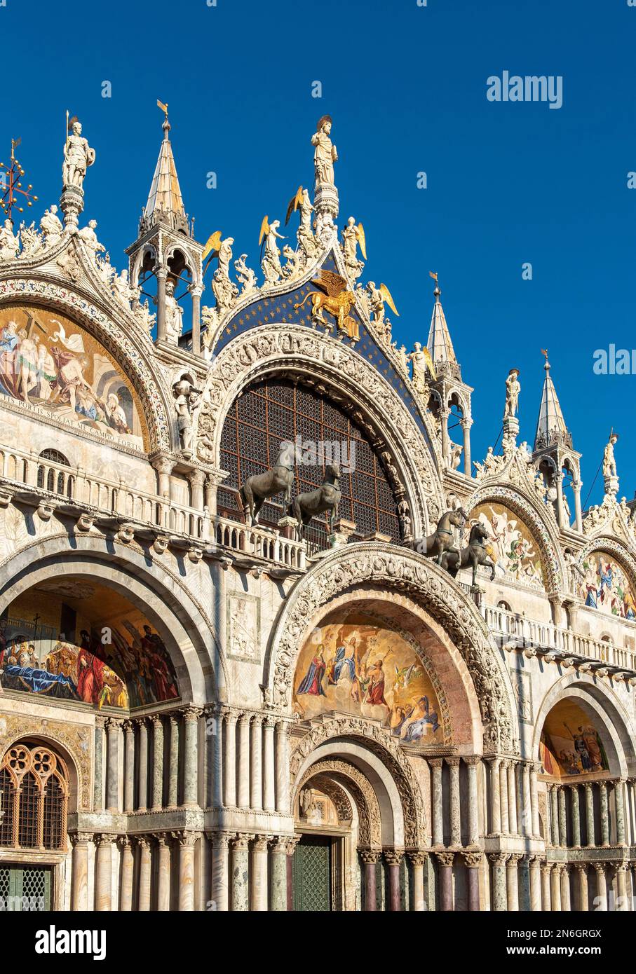 Facciata ovest della Basilica di San Marco, Piazza San Marco, Venezia, Italia Foto Stock