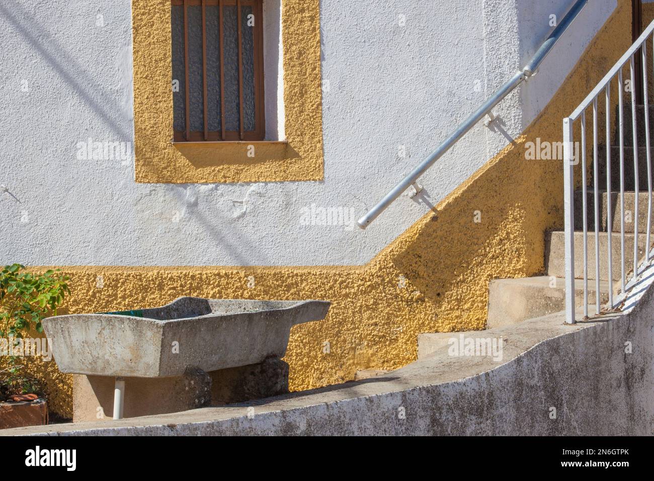 Lavabo in pietra artificiale. Casa di campagna sfondo Foto Stock