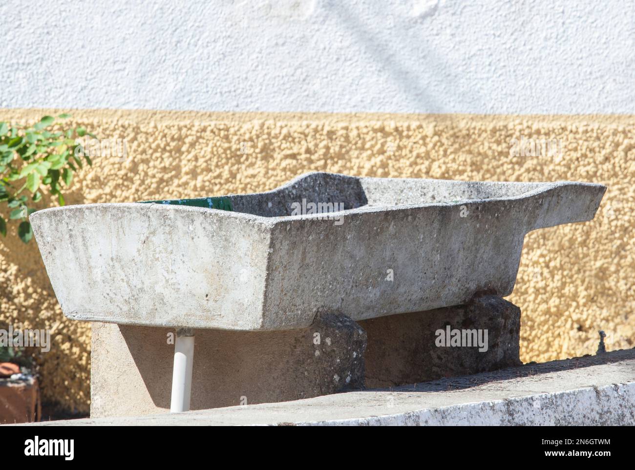 Lavabo in pietra artificiale. Casa di campagna sfondo Foto Stock