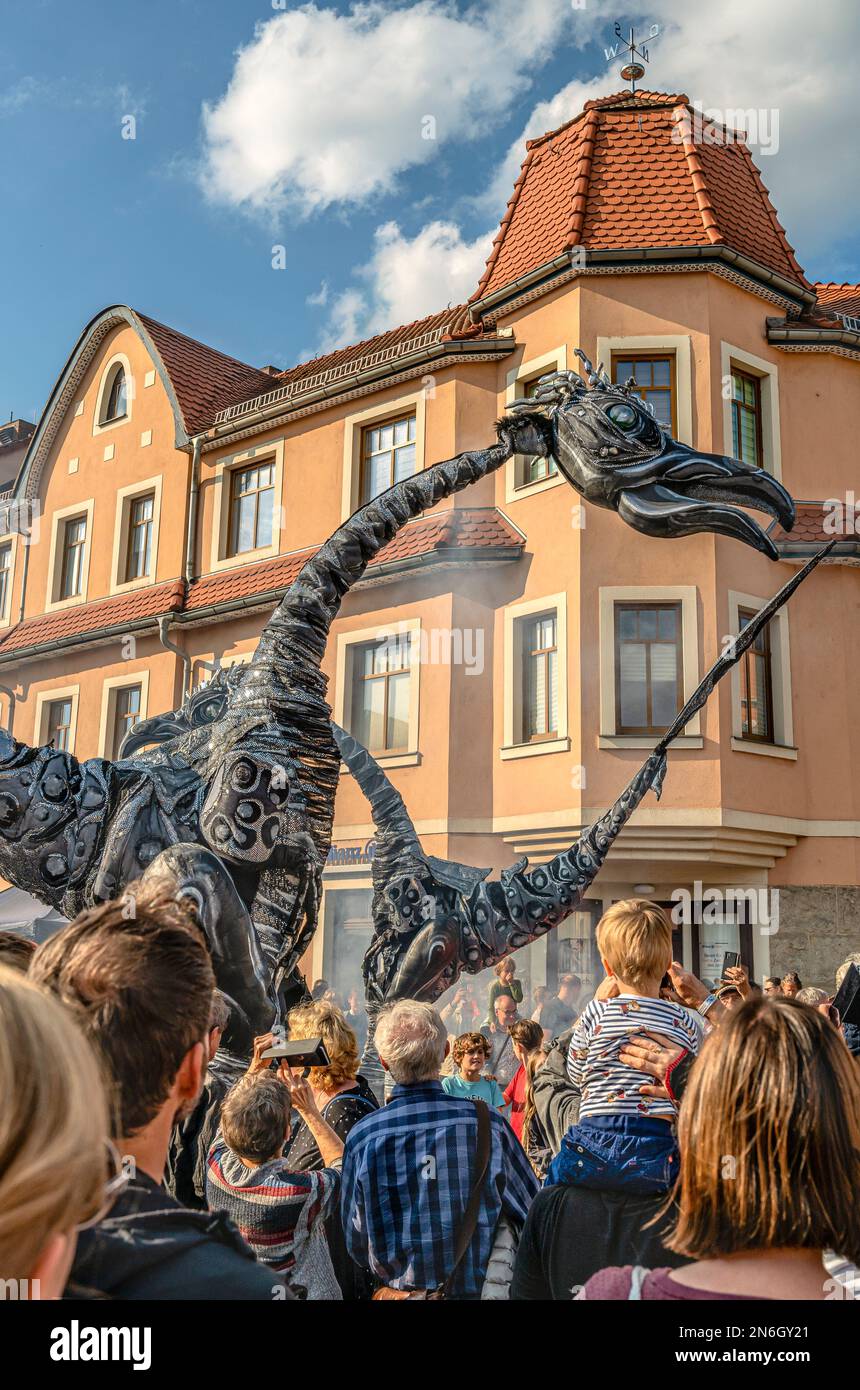 Spettacolo di strada dei giganti preistorici durante l'autunno 30th e il festival del vino Radebeul, Sassonia, Germania Foto Stock