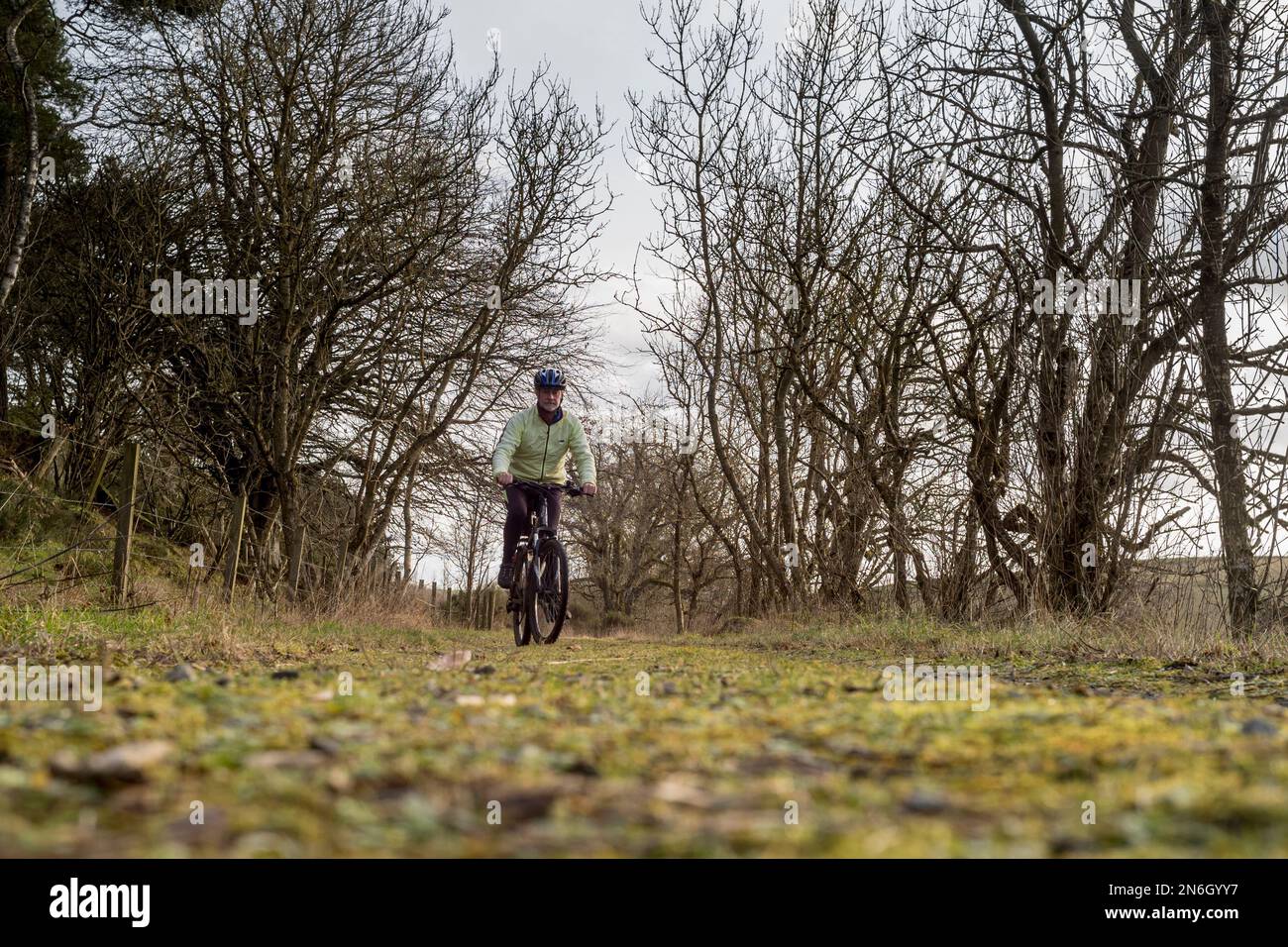 Un ciclista sulla Formatine e Buchan Way vicino a Auchnagatt Aberdeenshire Foto Stock
