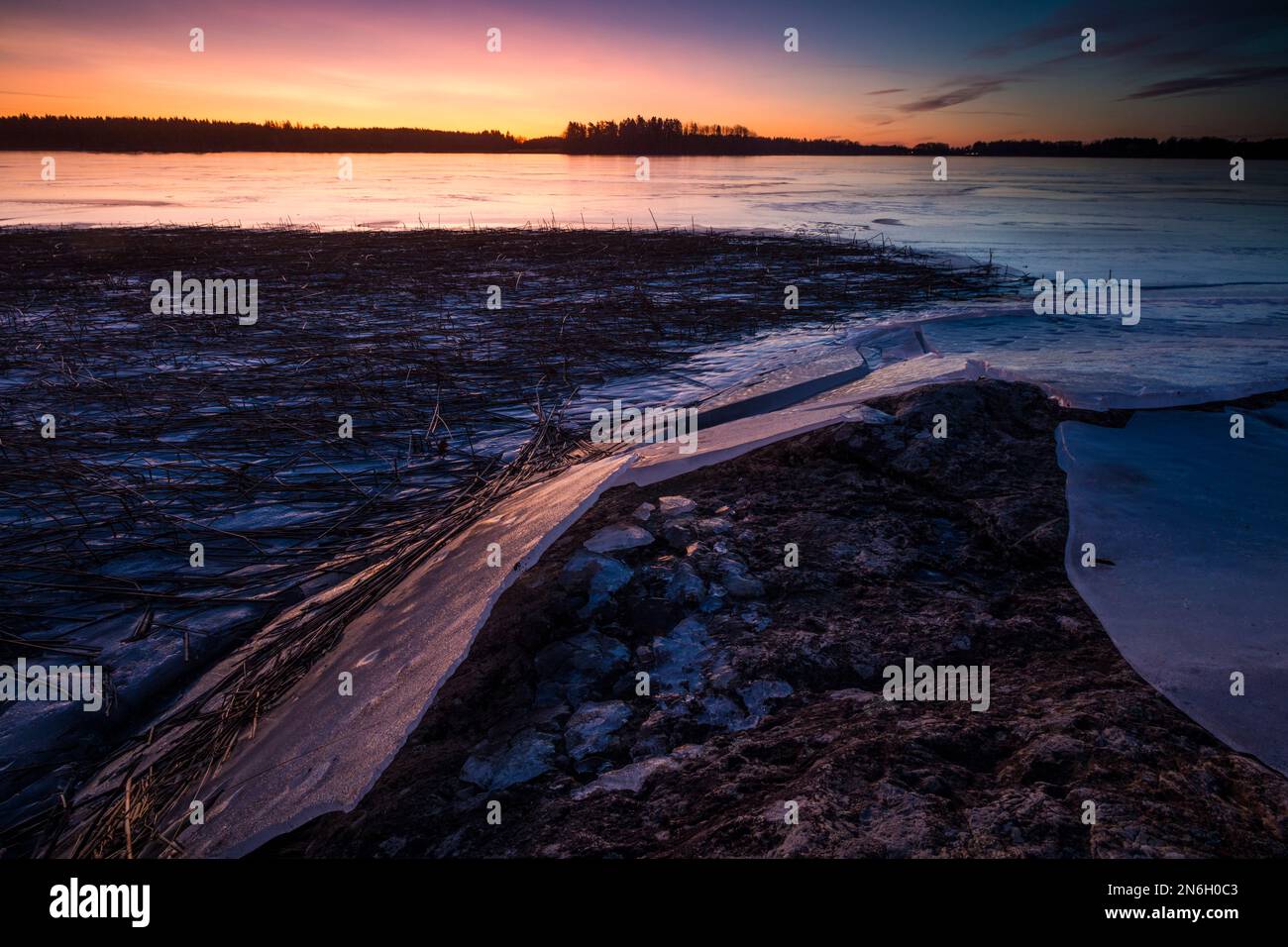 Formazioni di ghiaccio e alba invernale di prima mattina sul lago Vansjø, Østfold, Norvegia, Scandinavia. Foto Stock