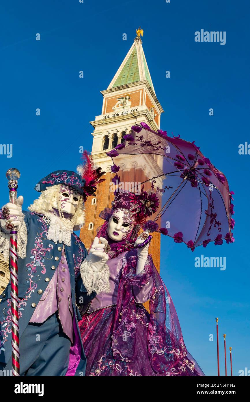 Un uomo con un bastone da passeggio con una riflessione di san Marco  vestite per il Carnevale di Venezia, Veneto, Italia Foto stock - Alamy