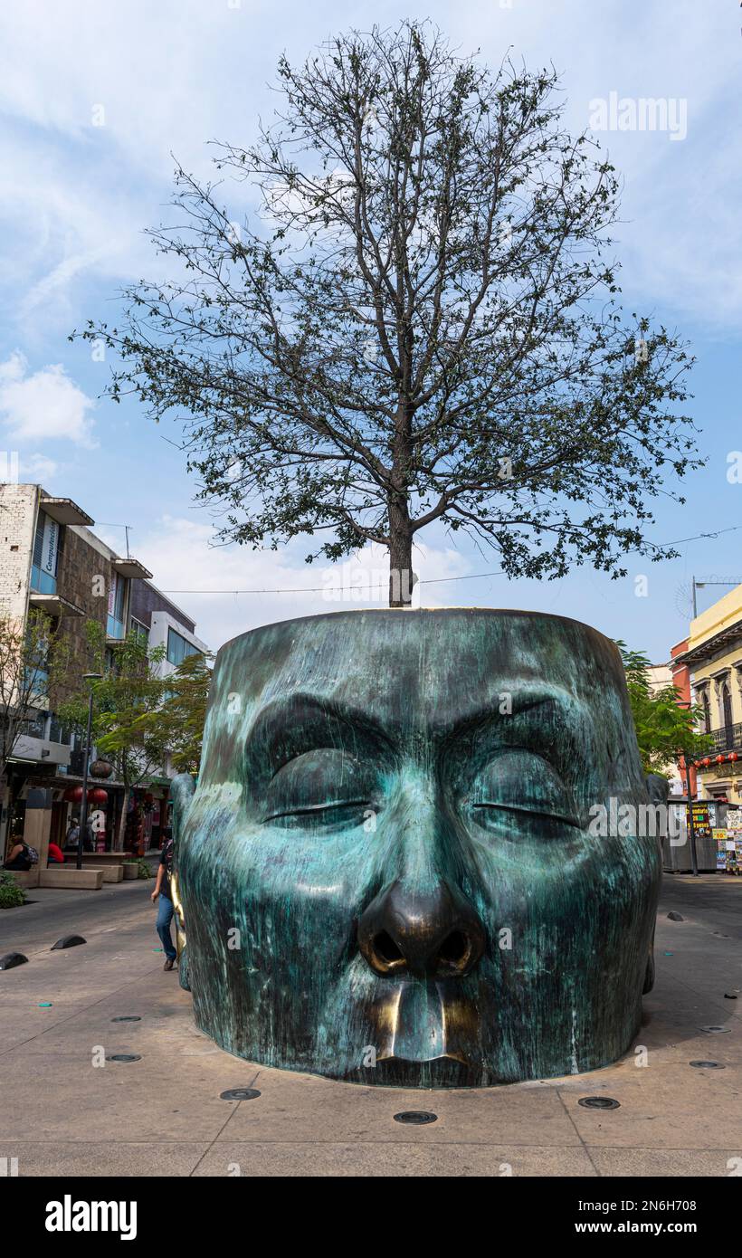 Statua della testa di Arbol Adentro, sito dell'UNESCO di Guadalajara, Jalisco, Messico Foto Stock