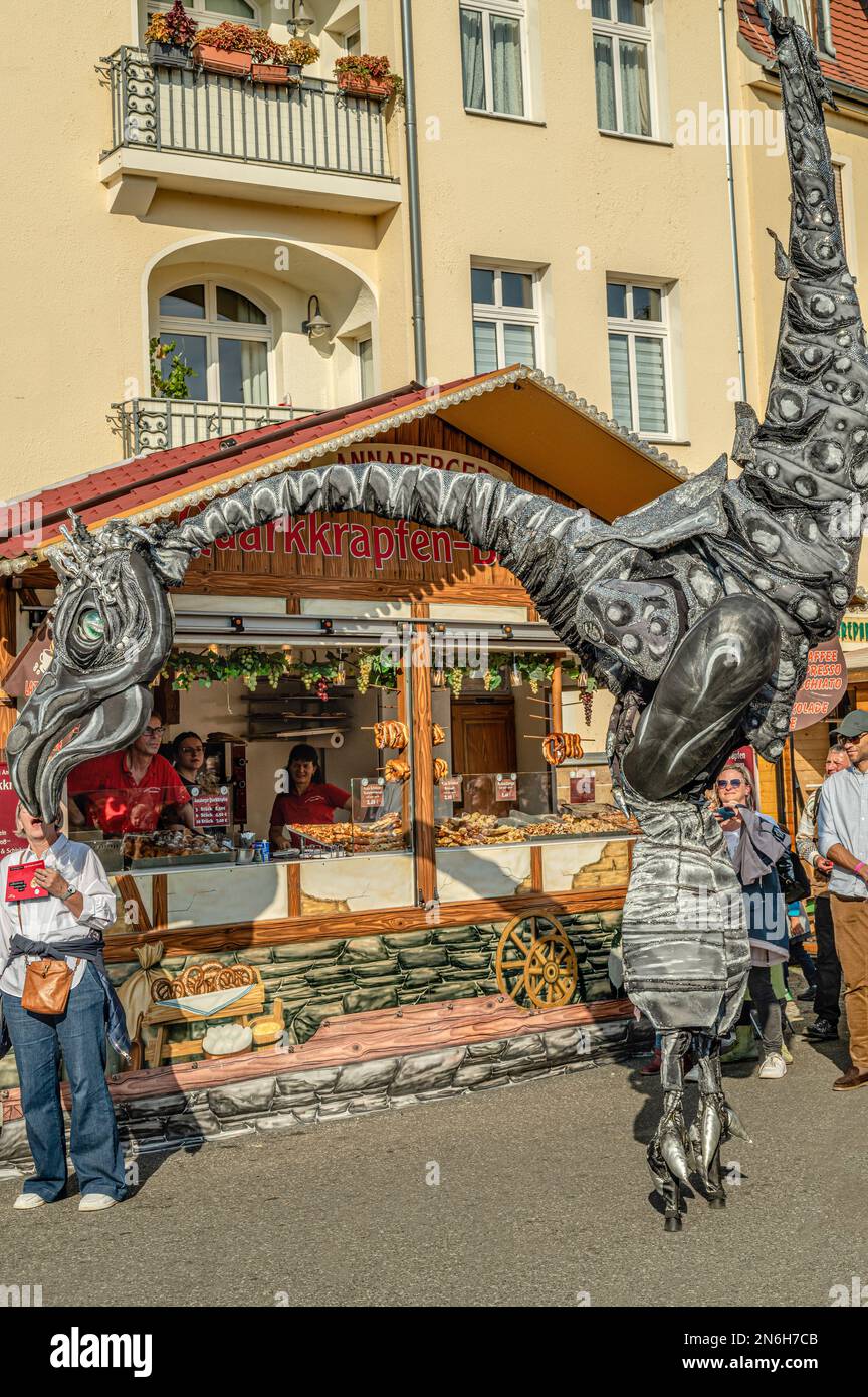Spettacolo di strada dei giganti preistorici durante l'autunno 30th e il festival del vino Radebeul, Sassonia, Germania Foto Stock