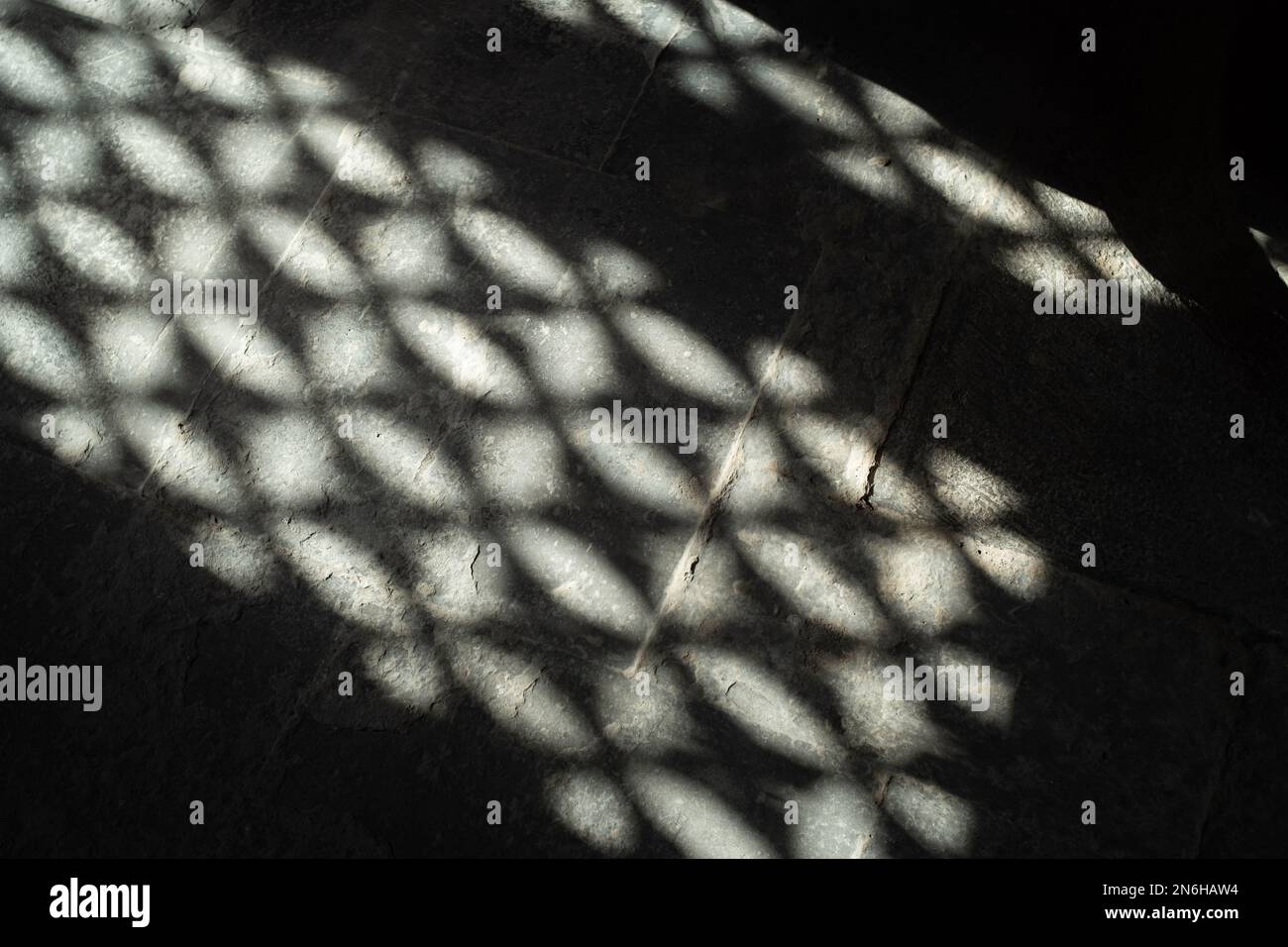 Luce e ombra sui mattoni a pavimento alla Rulai Hall nel Tempio di Zhihua a Pechino, China.31-Jan-2023 Foto Stock
